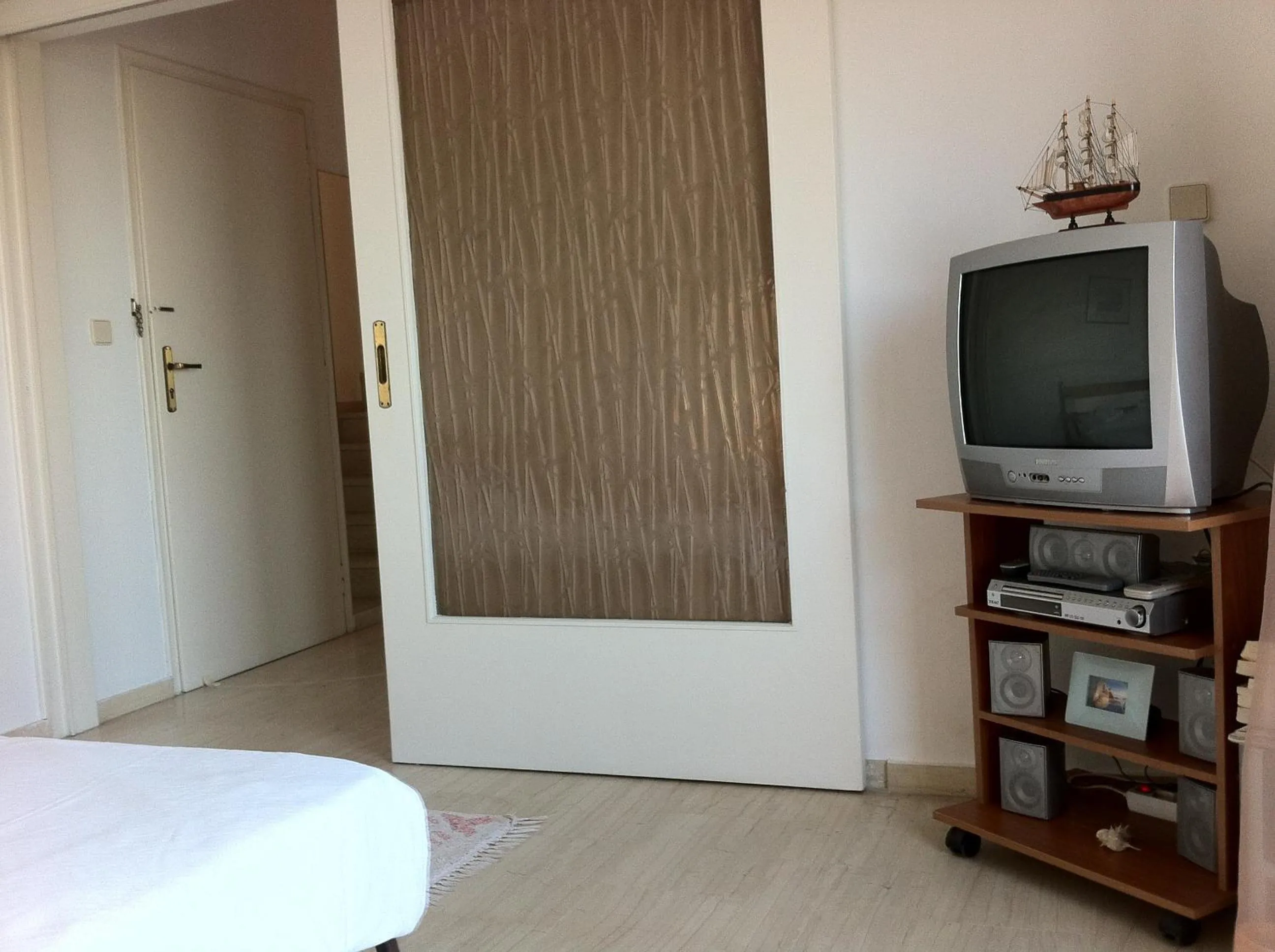 TV and multimedia in Chris Studios & Apartments