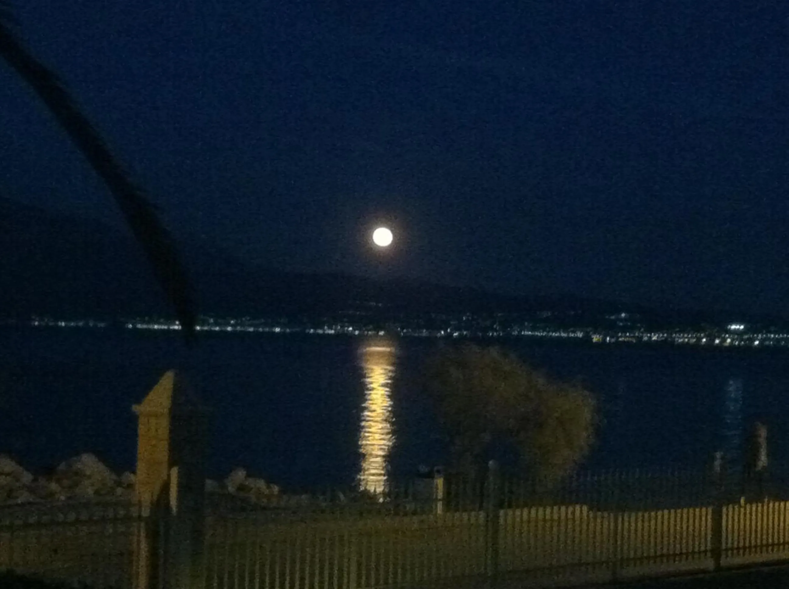 Night in Chris Studios & Apartments