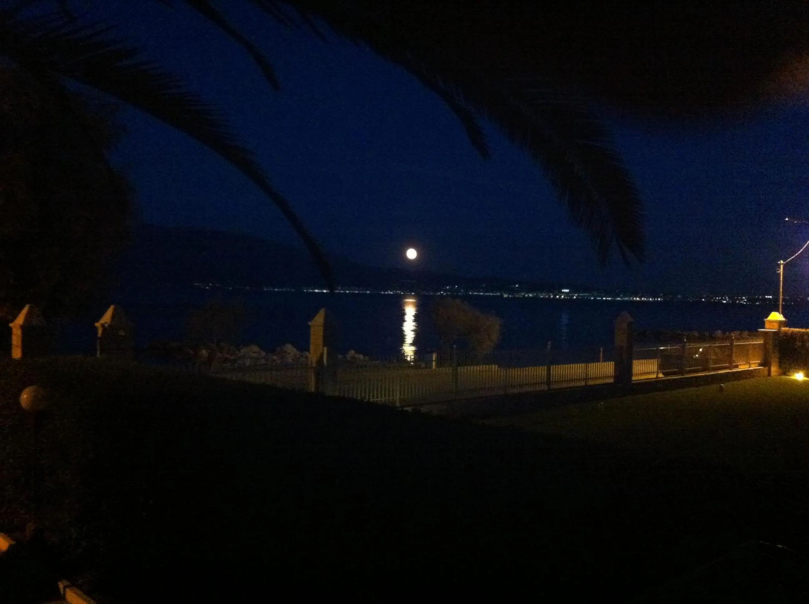 Night in Chris Studios & Apartments