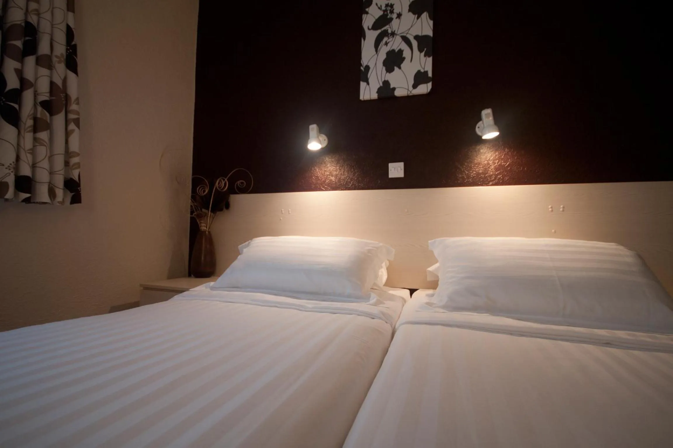 Bedroom, Bed in Norfolk Hotel