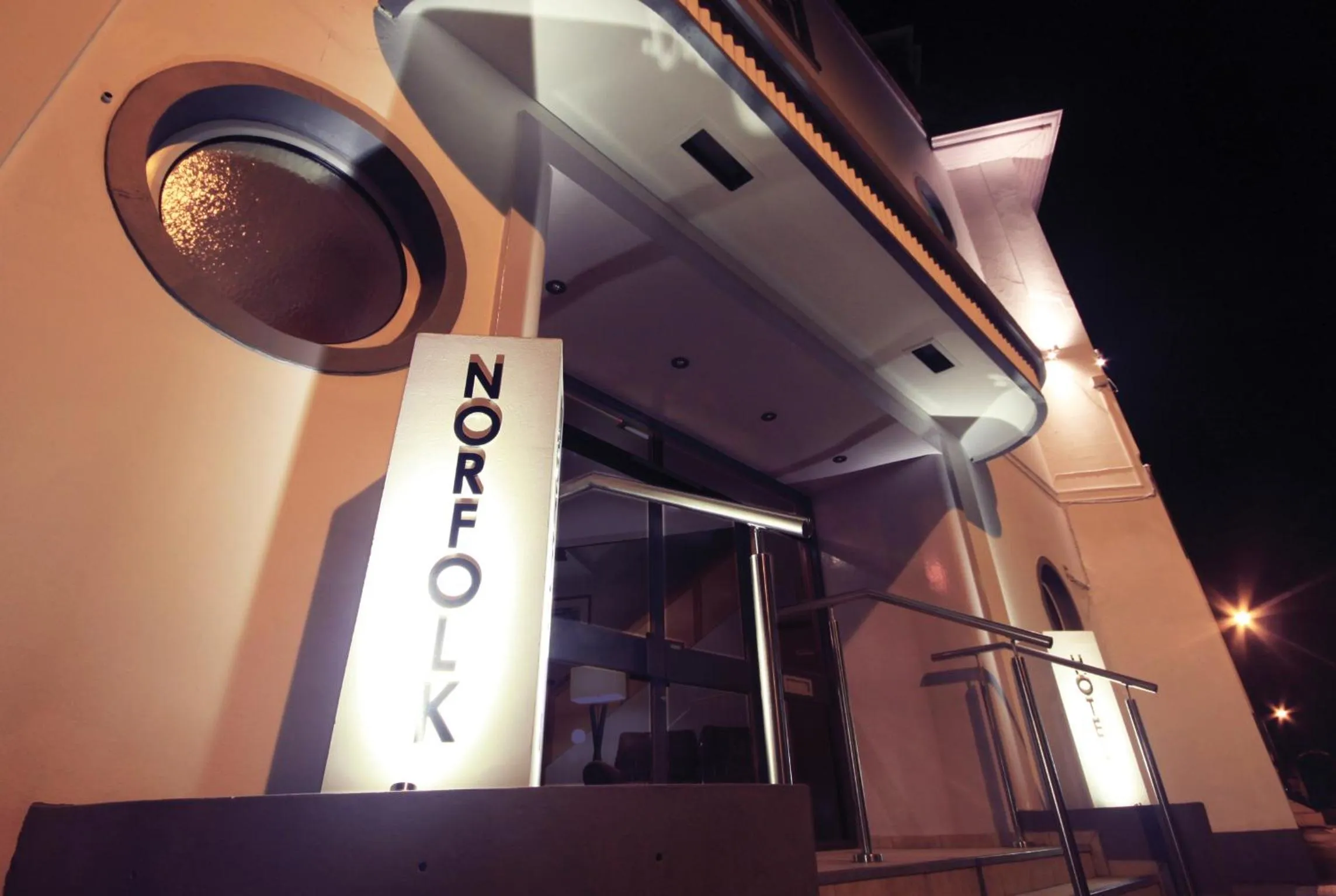 Facade/entrance in Norfolk Hotel