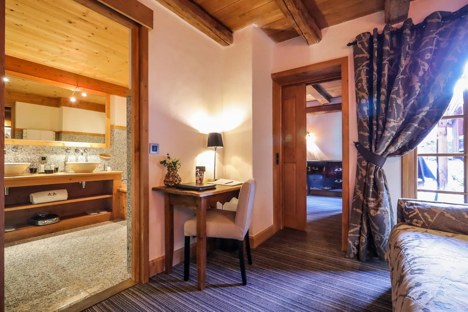Photo of the whole room, Bed in Fer à Cheval