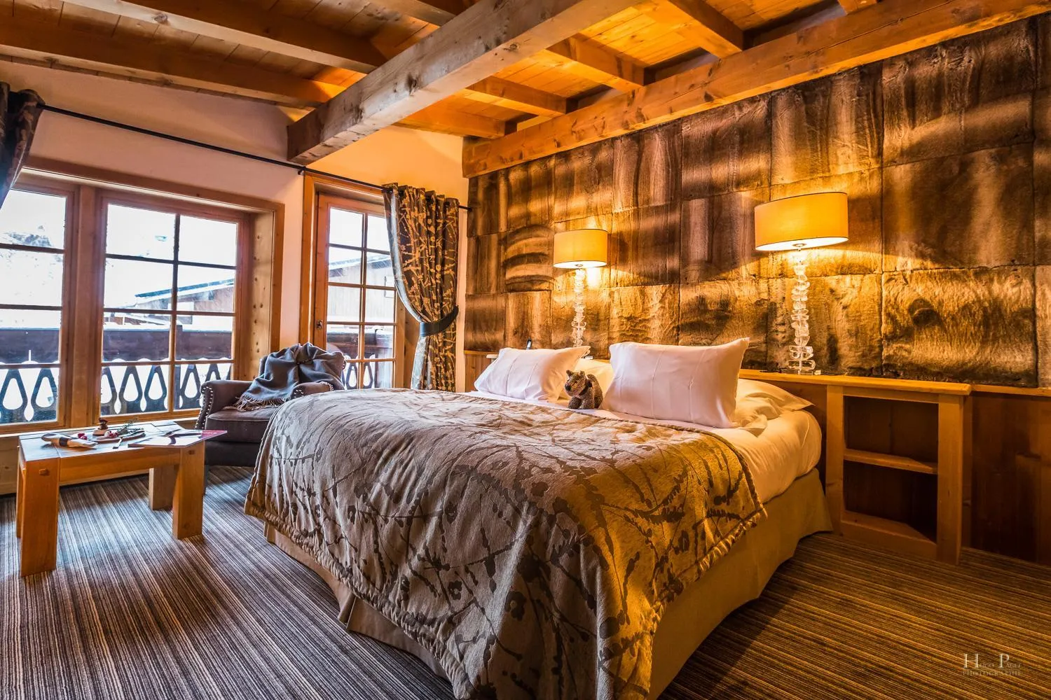 Photo of the whole room, Bed in Fer à Cheval