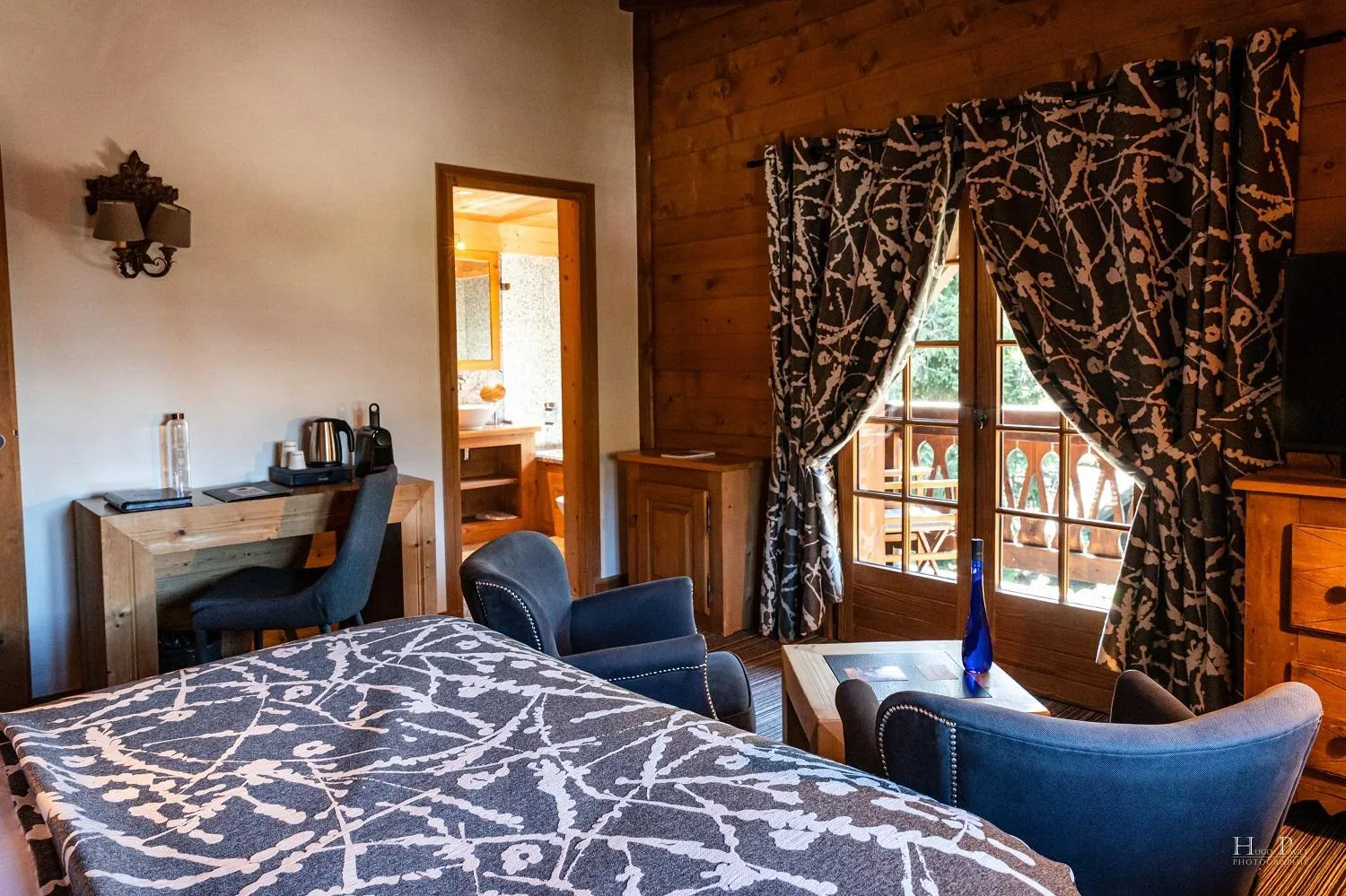 Photo of the whole room, Bed in Fer à Cheval