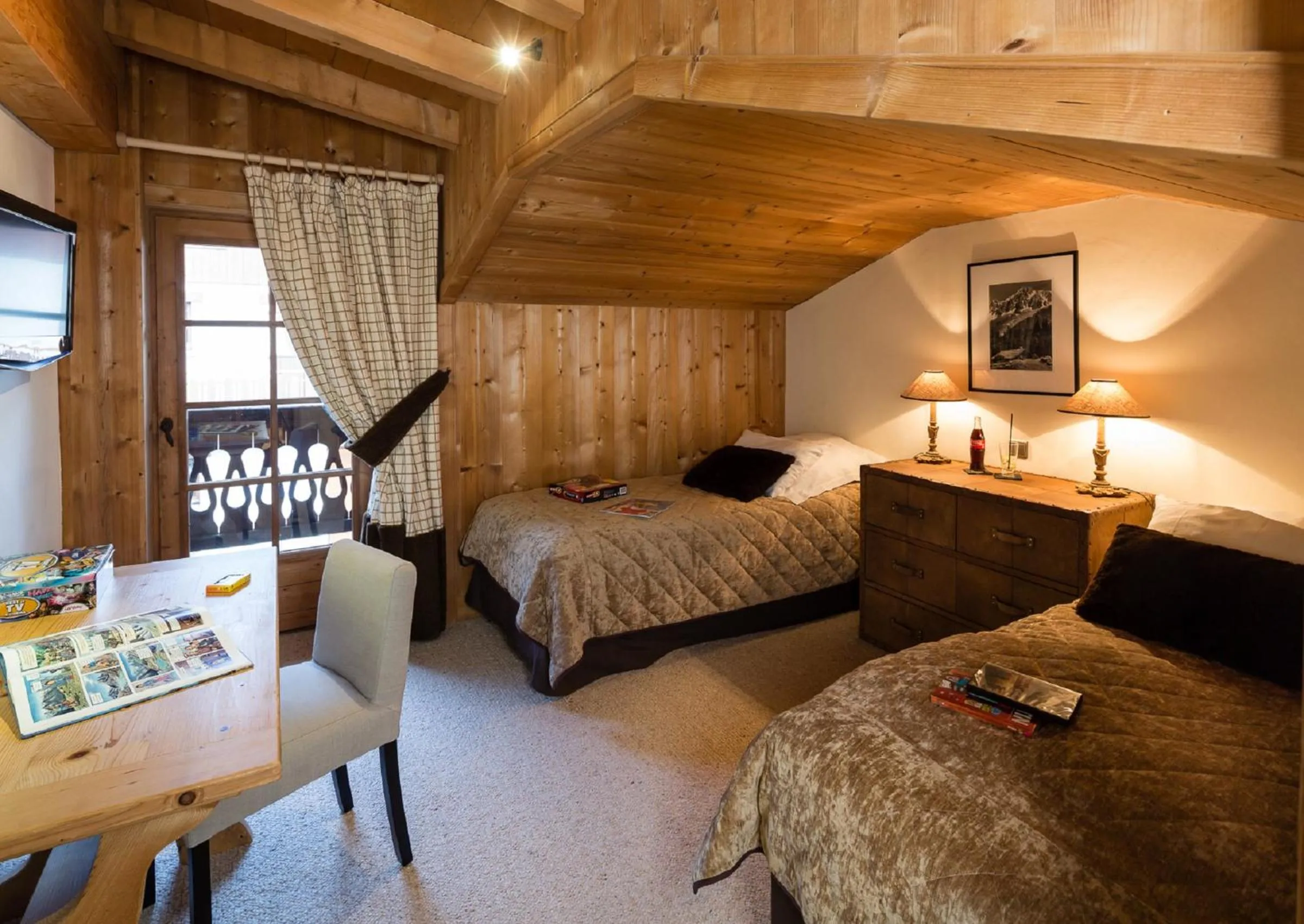 Bedroom, Bed in Fer à Cheval