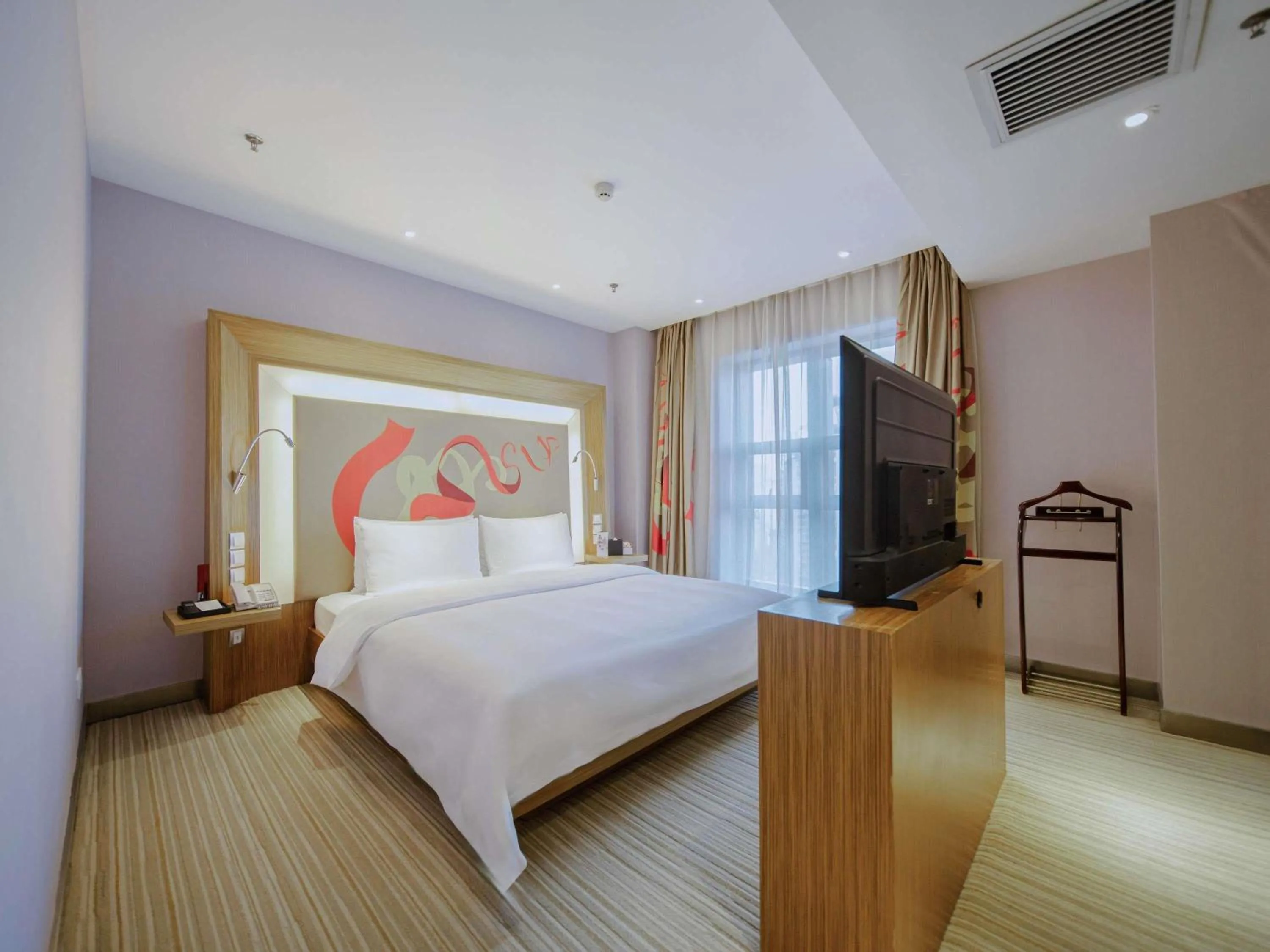 Photo of the whole room, Bed in Novotel Guiyang Downtown