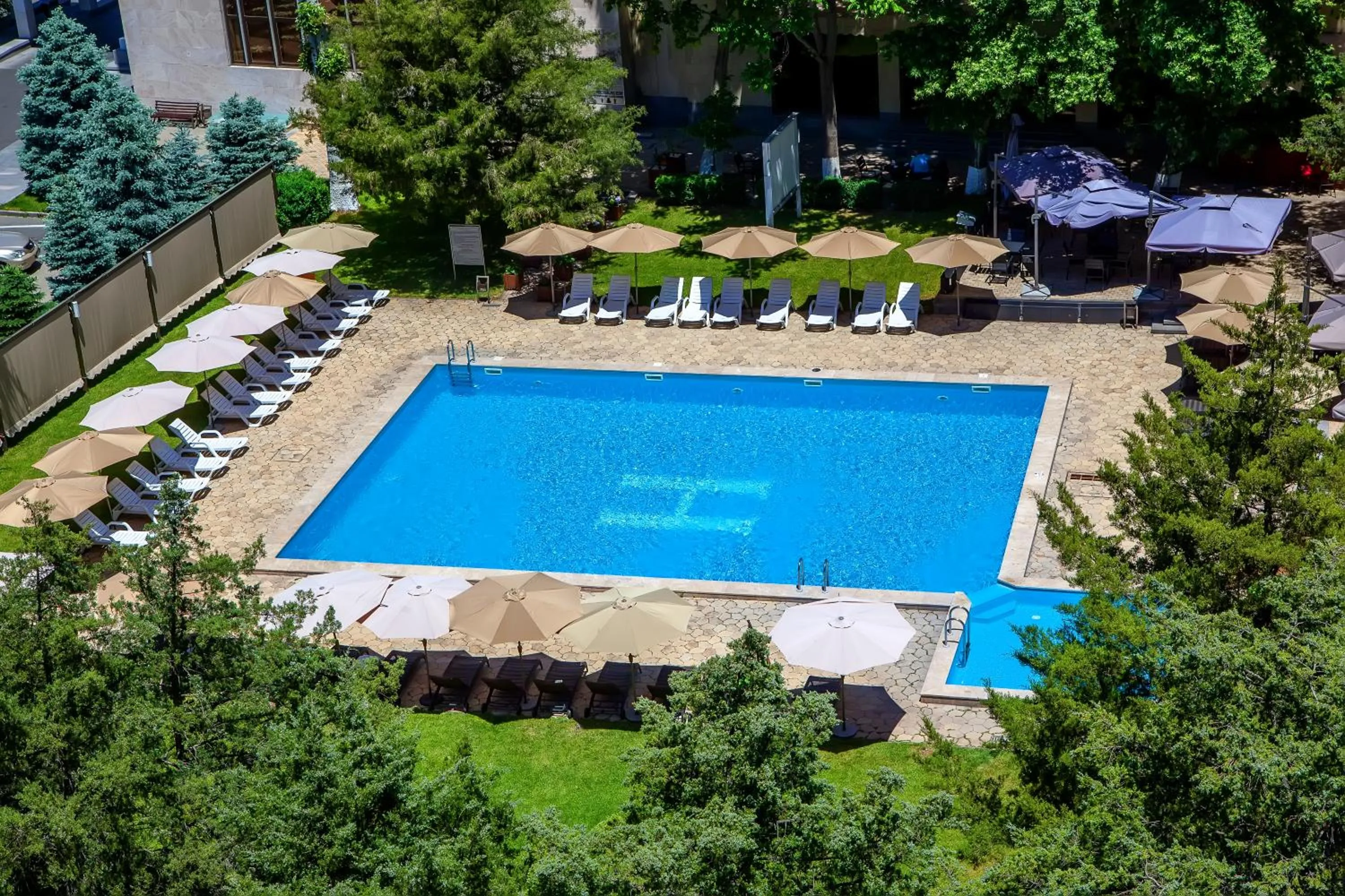 Property building in President Hotel by Hrazdan Hotel CJSC