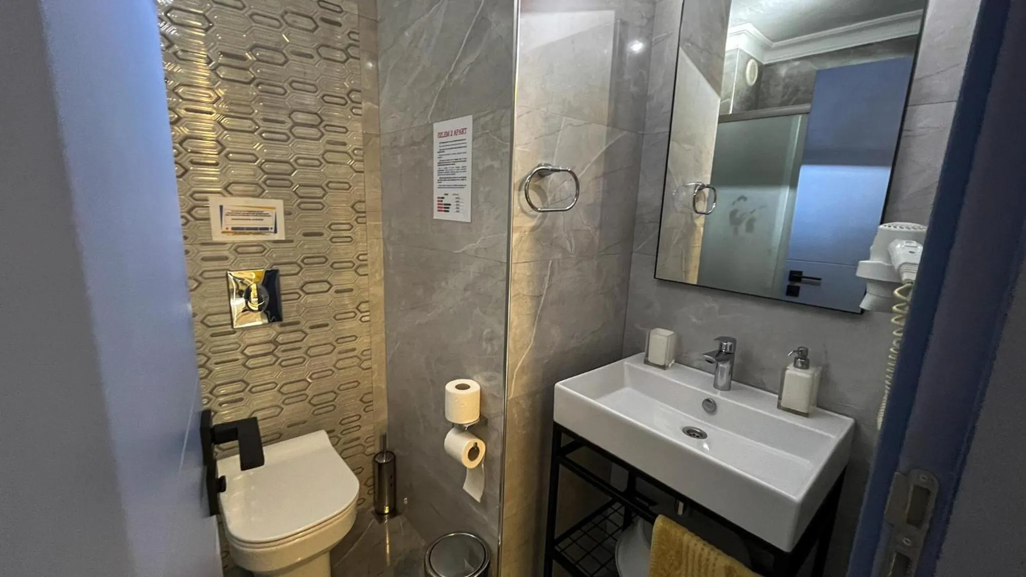 Toilet in Ozlem 2 Apart Hotel