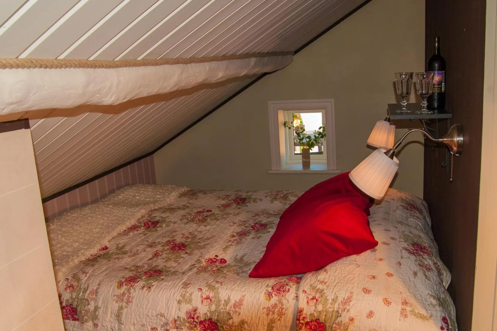 Bed in Tavlebords Honungsgård