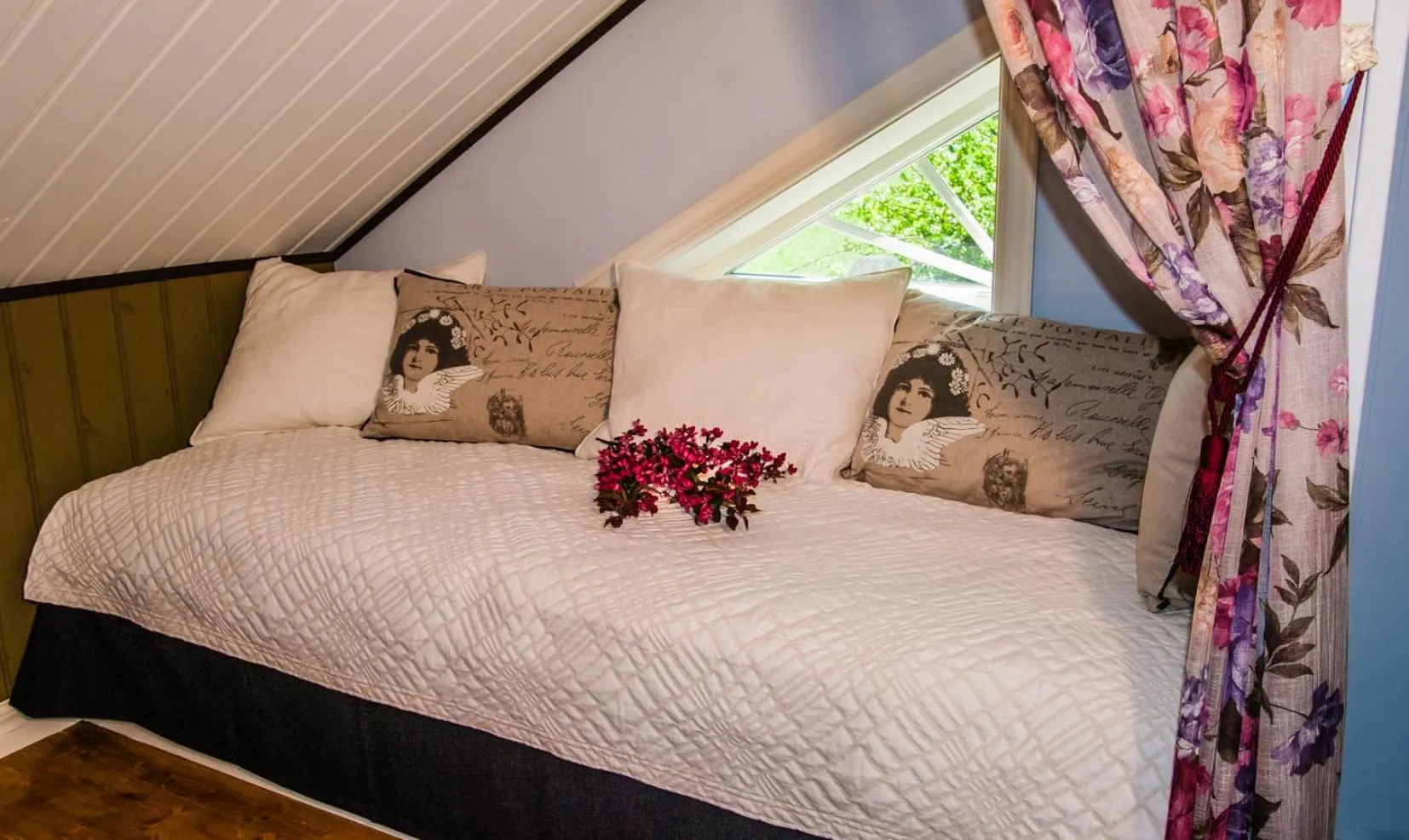 Bed in Tavlebords Honungsgård