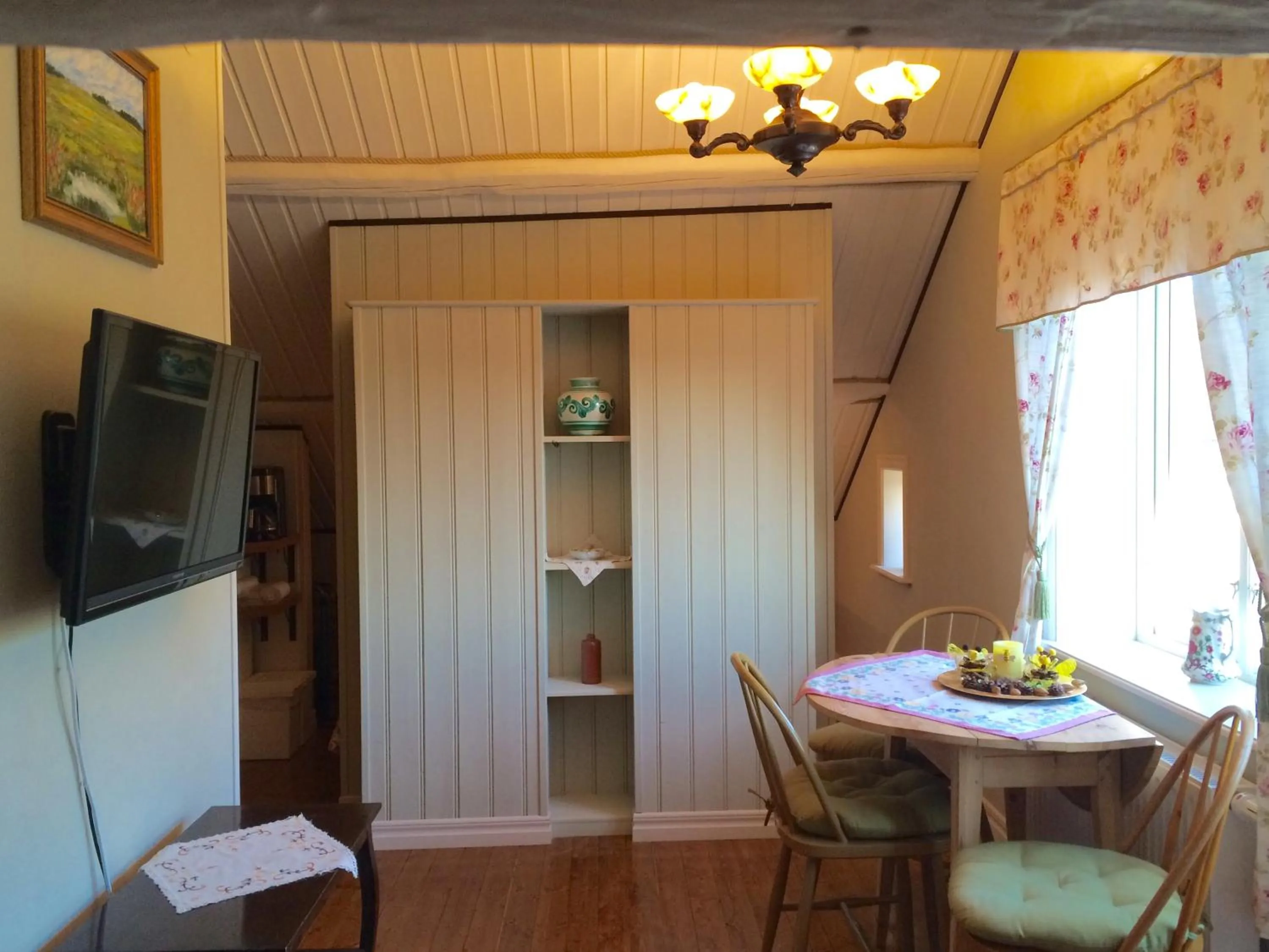 Dining area in Tavlebords Honungsgård