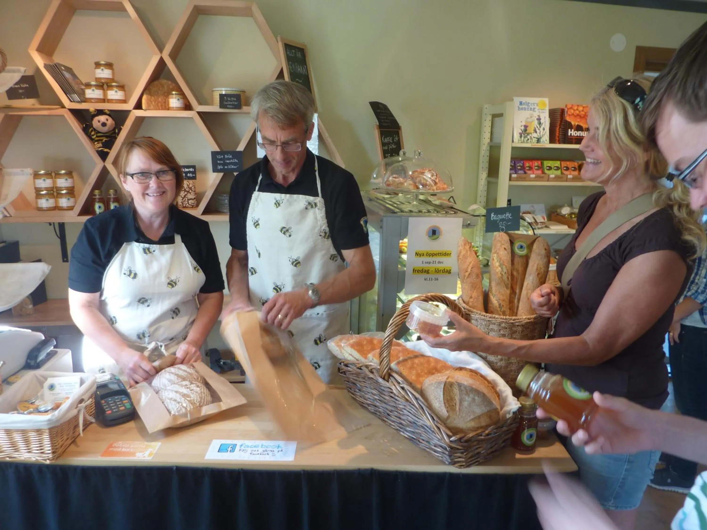 Staff in Tavlebords Honungsgård