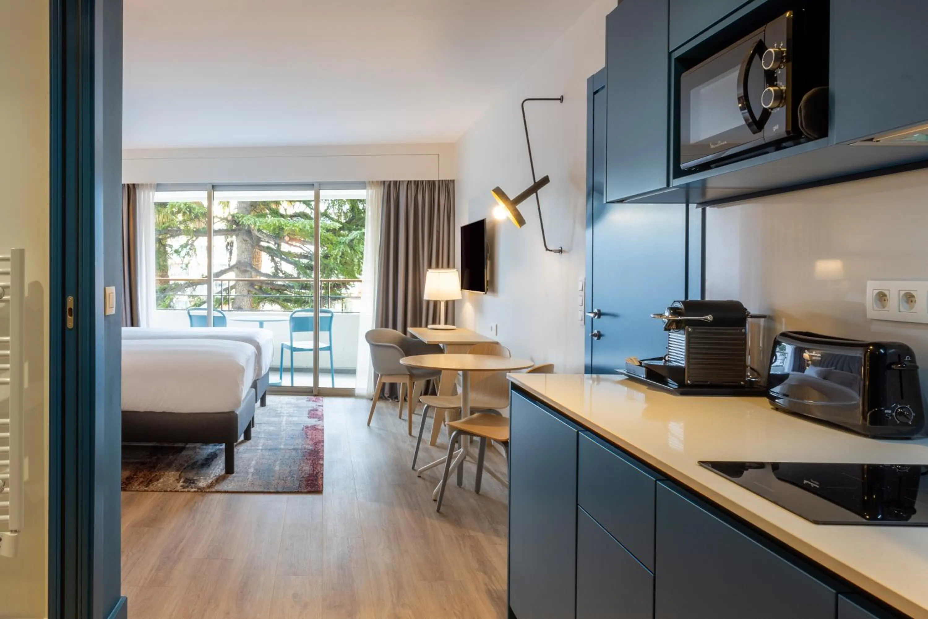 Kitchen or kitchenette, Bed in Staybridge Suites - Cannes Centre by IHG