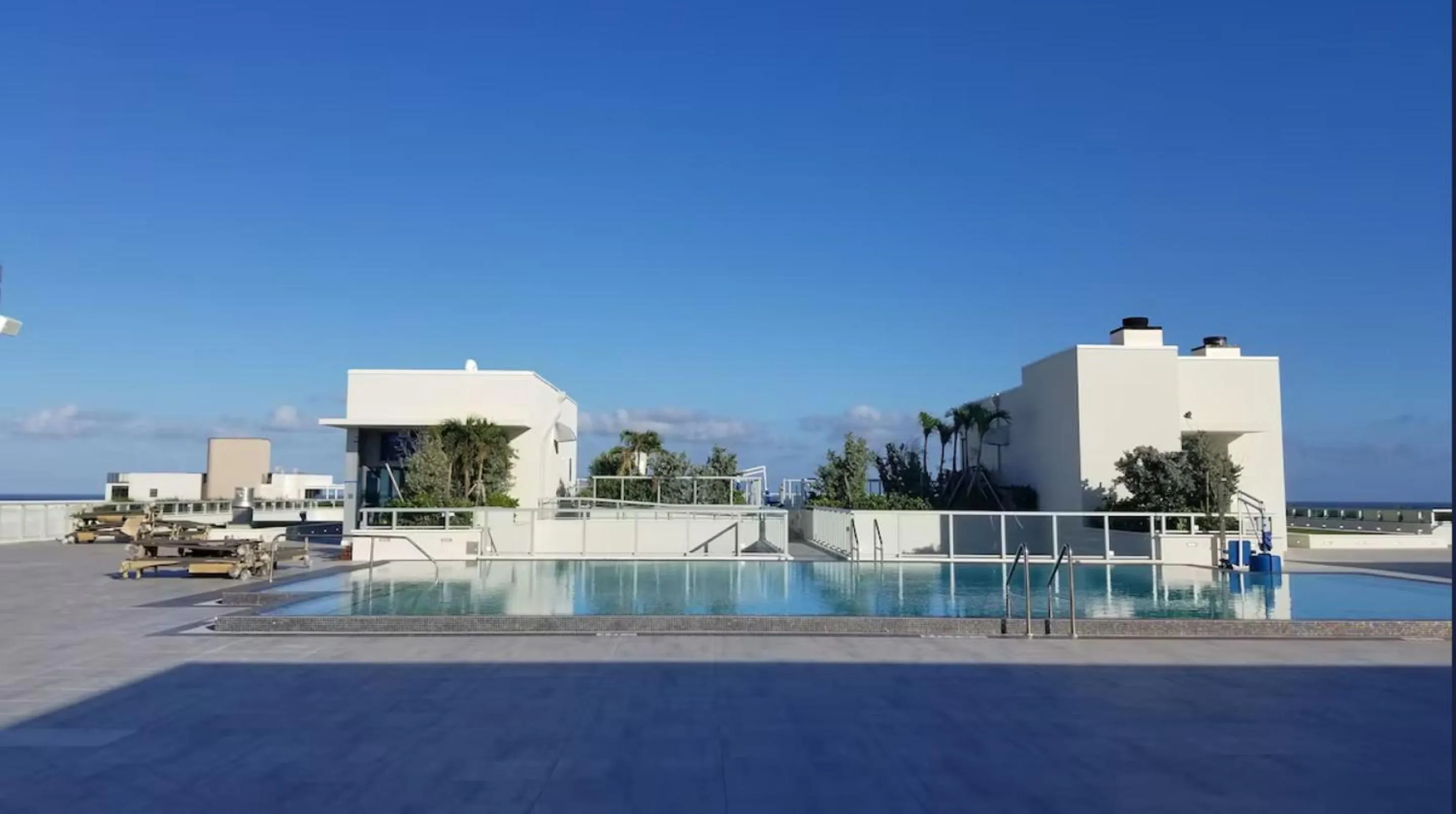 Swimming pool in Global Rent Apart - Costa Hollywood