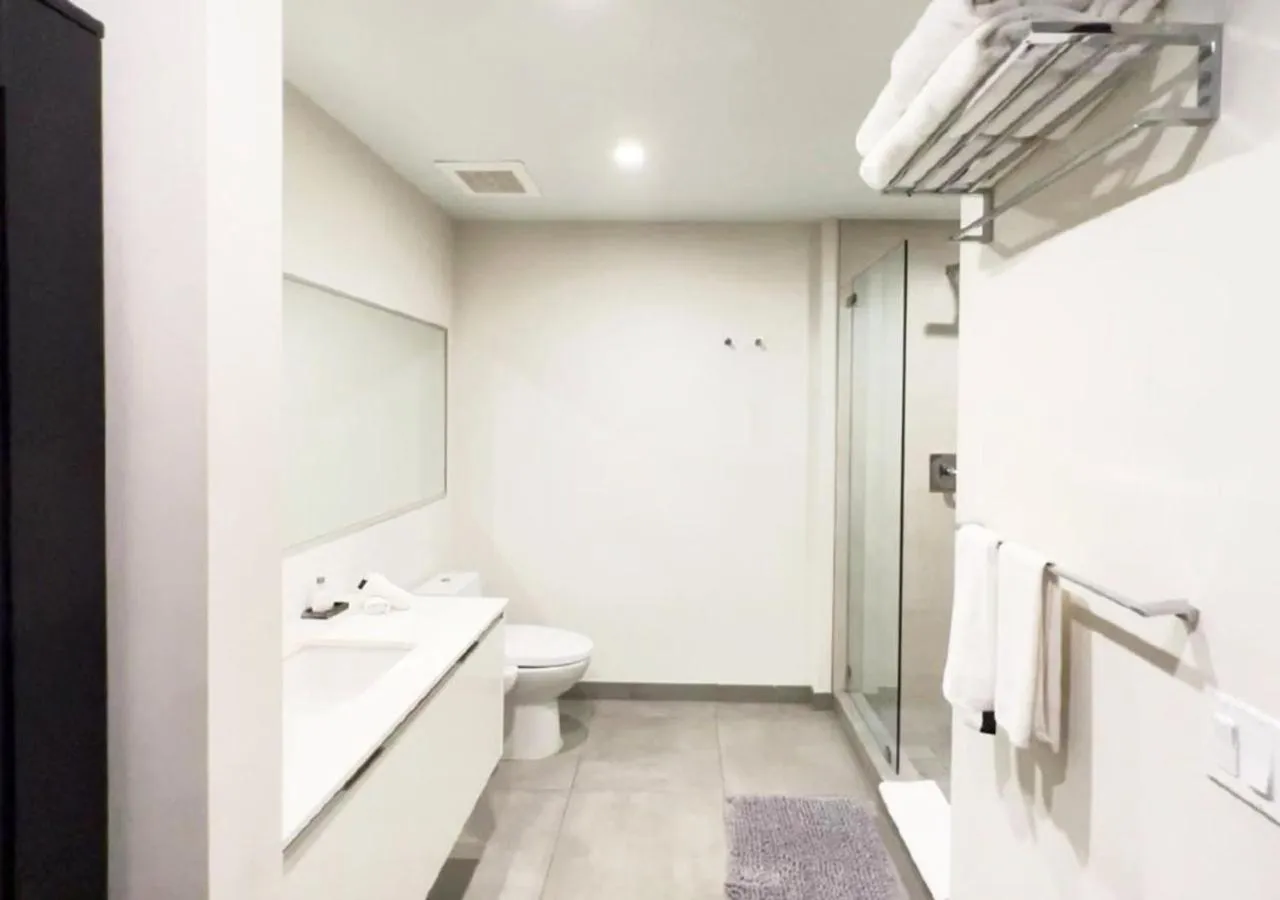 Shower in Global Rent Apart - Costa Hollywood