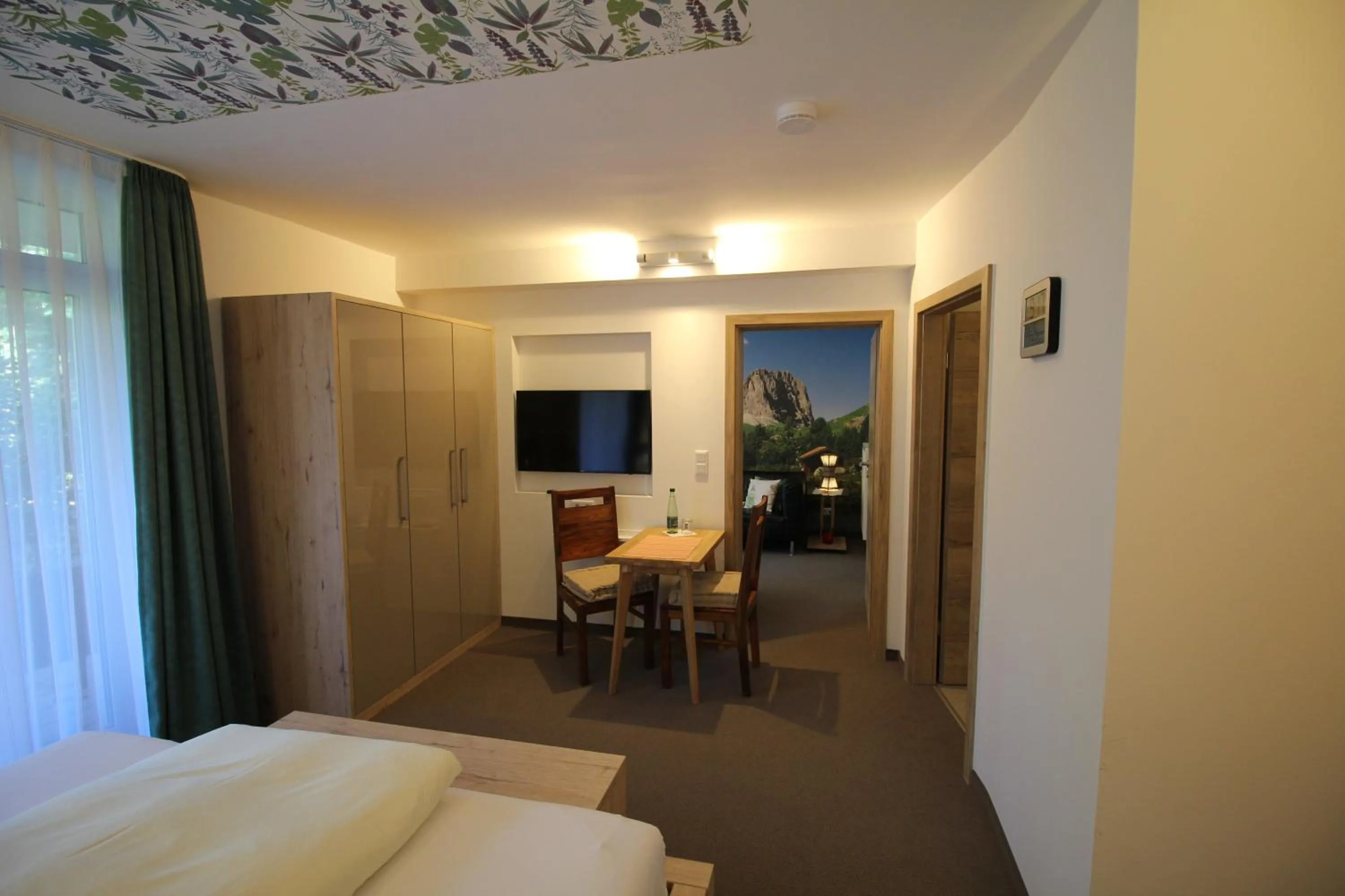 Food, Bed in Atrium Garni