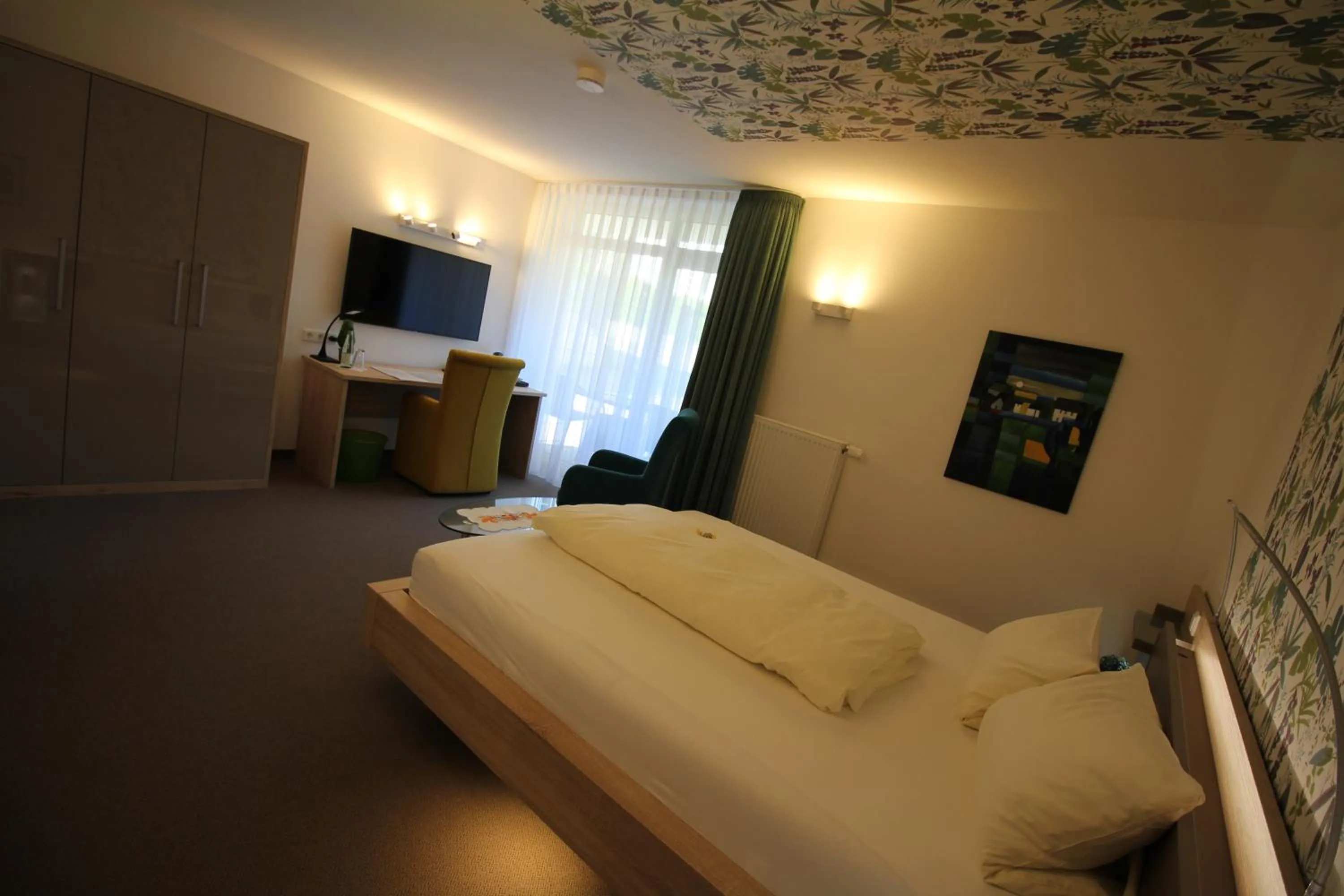 Photo of the whole room, Bed in Atrium Garni