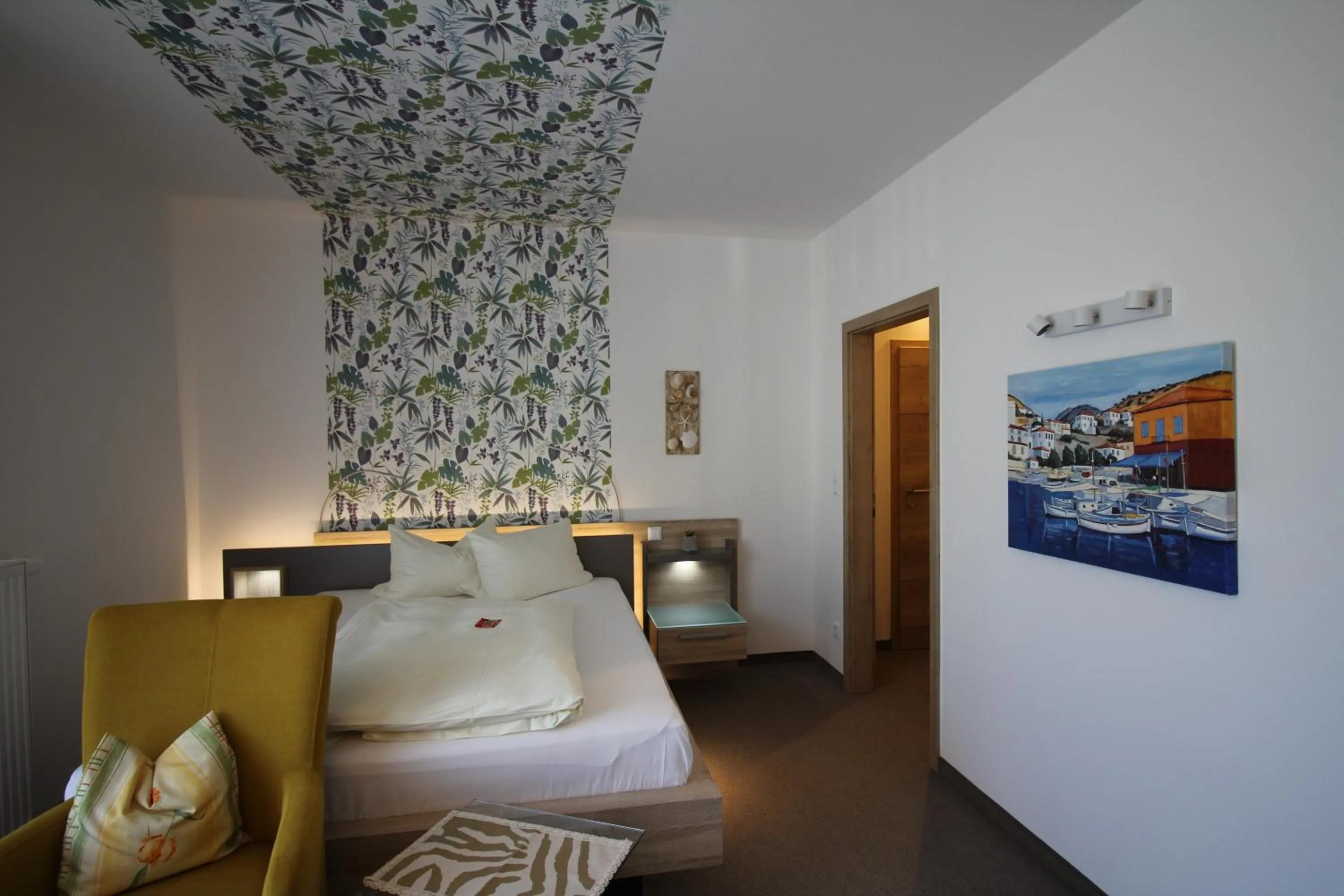 Photo of the whole room, Bed in Atrium Garni