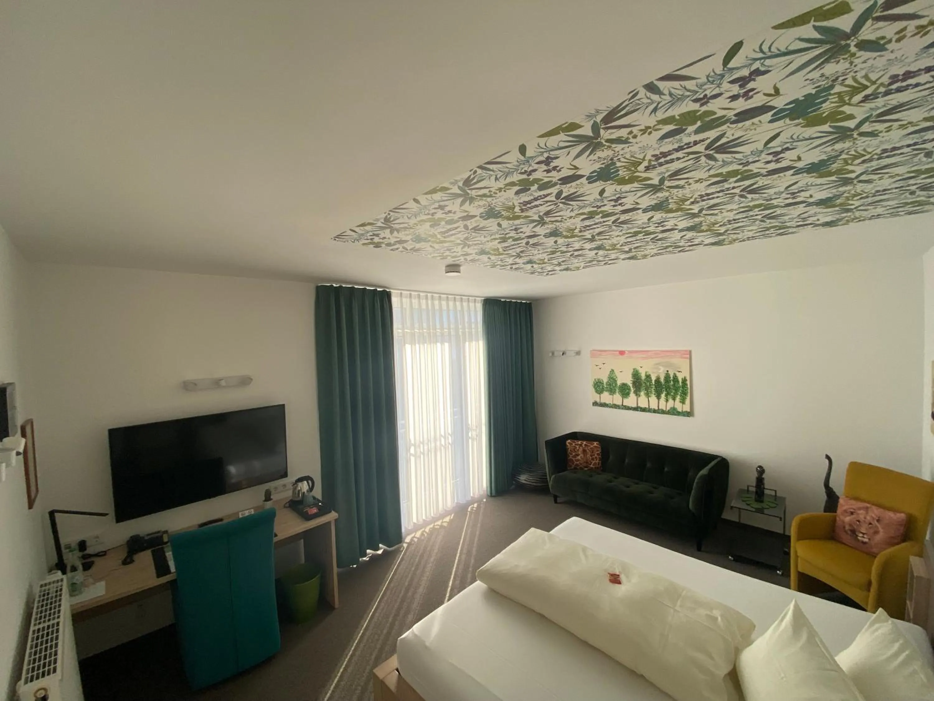 Photo of the whole room, Bed in Atrium Garni