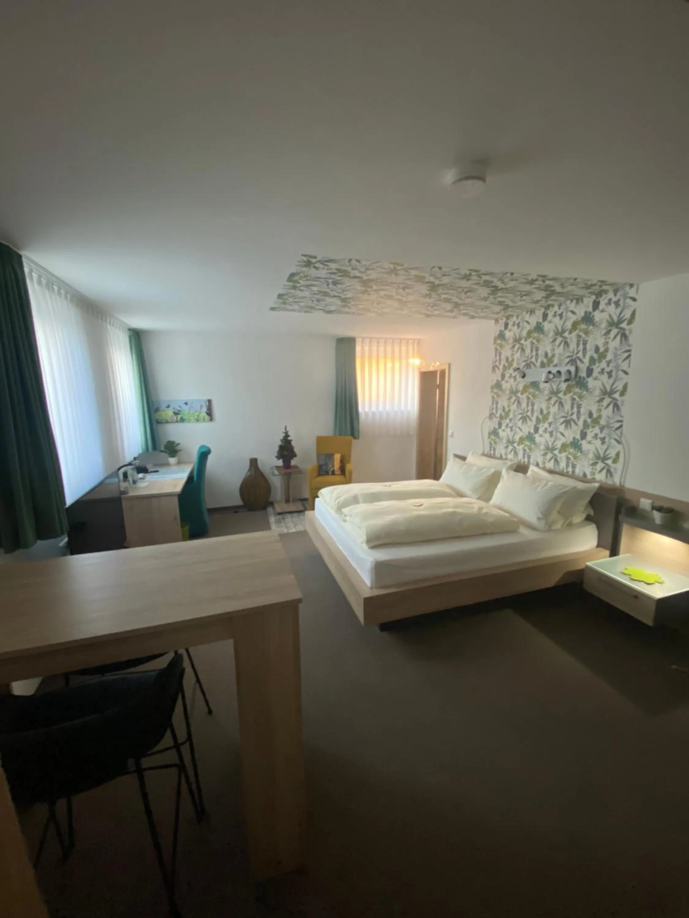 Photo of the whole room, Bed in Atrium Garni