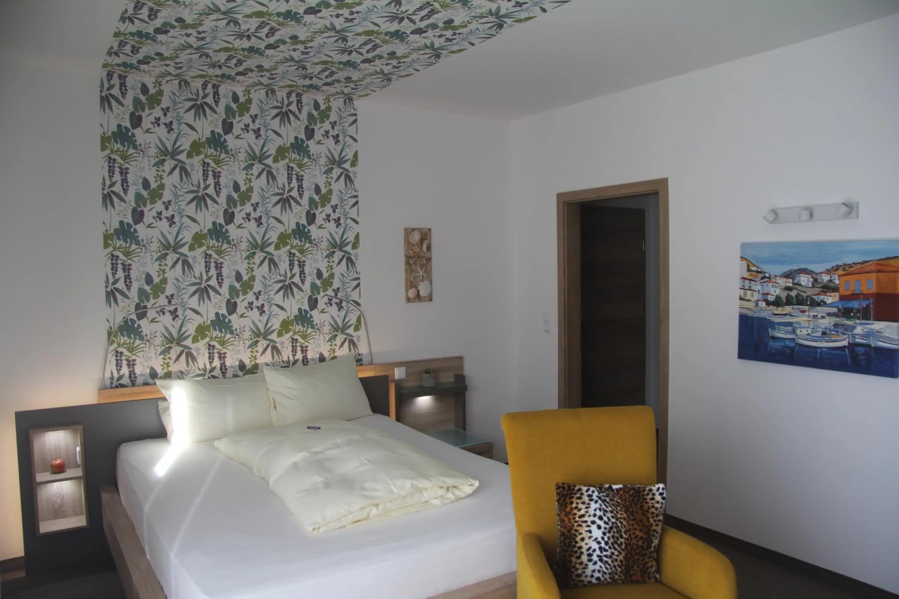 Photo of the whole room, Bed in Atrium Garni