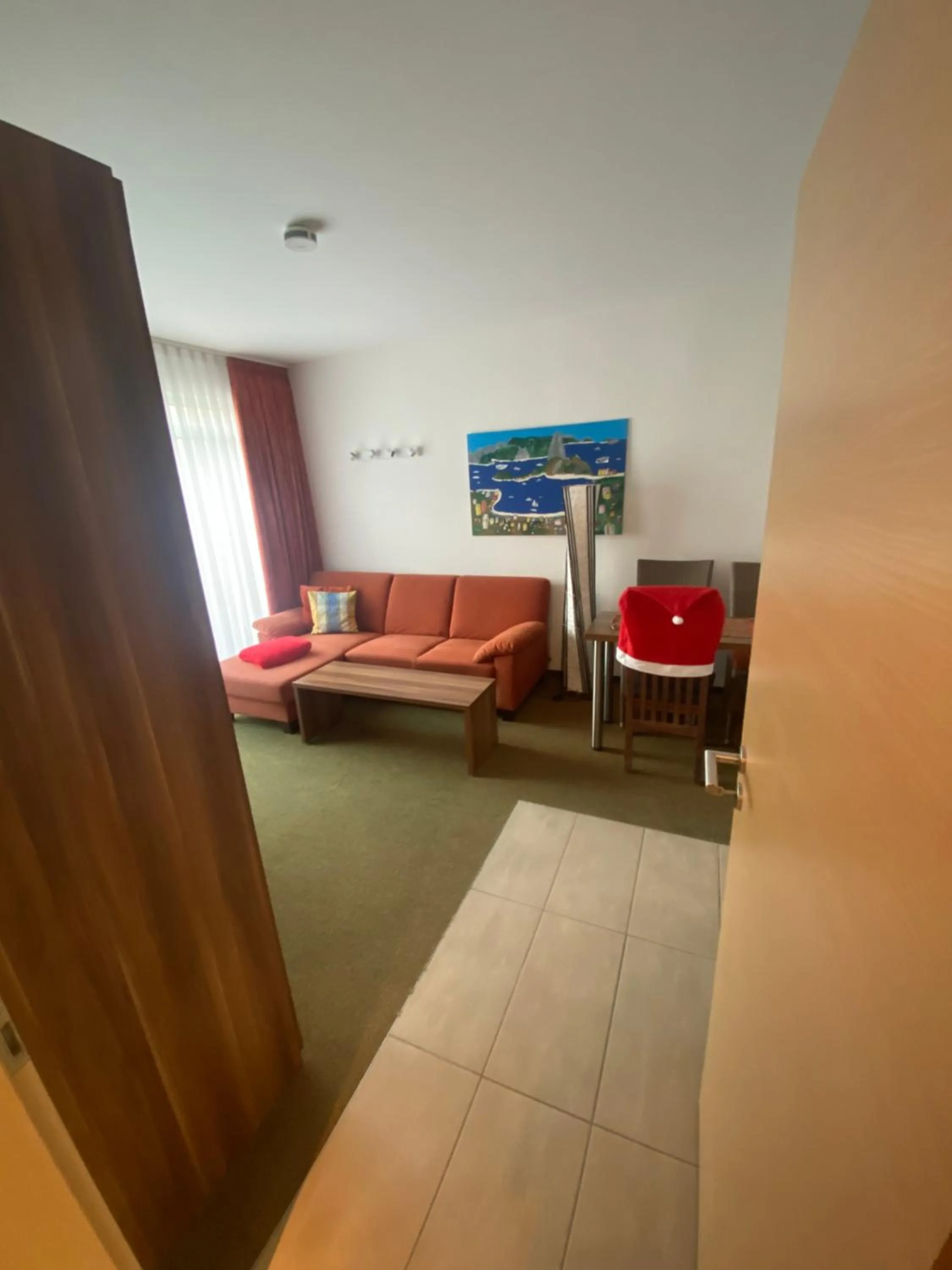 Photo of the whole room, Bed in Atrium Garni