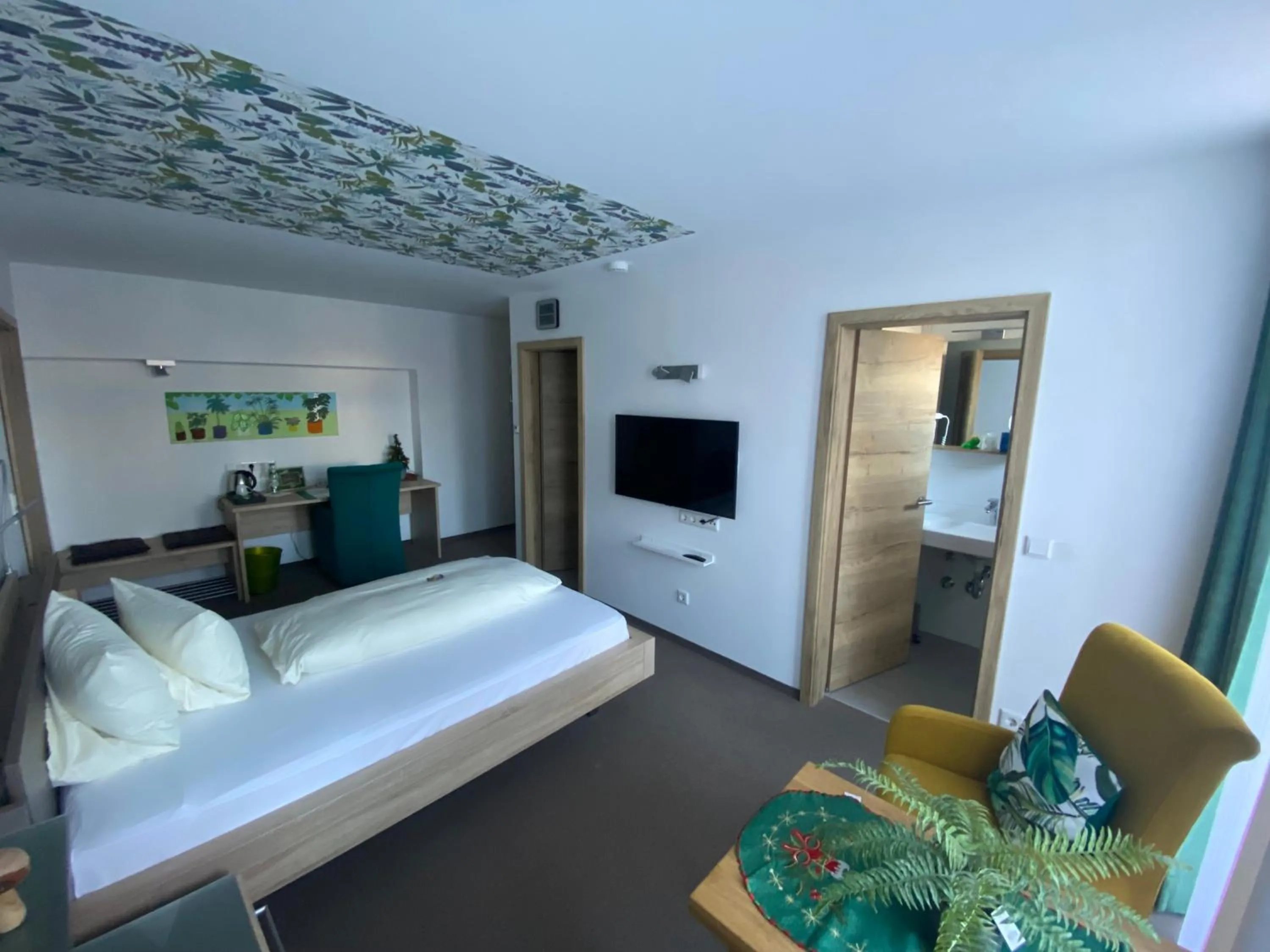 Photo of the whole room, Bed in Atrium Garni