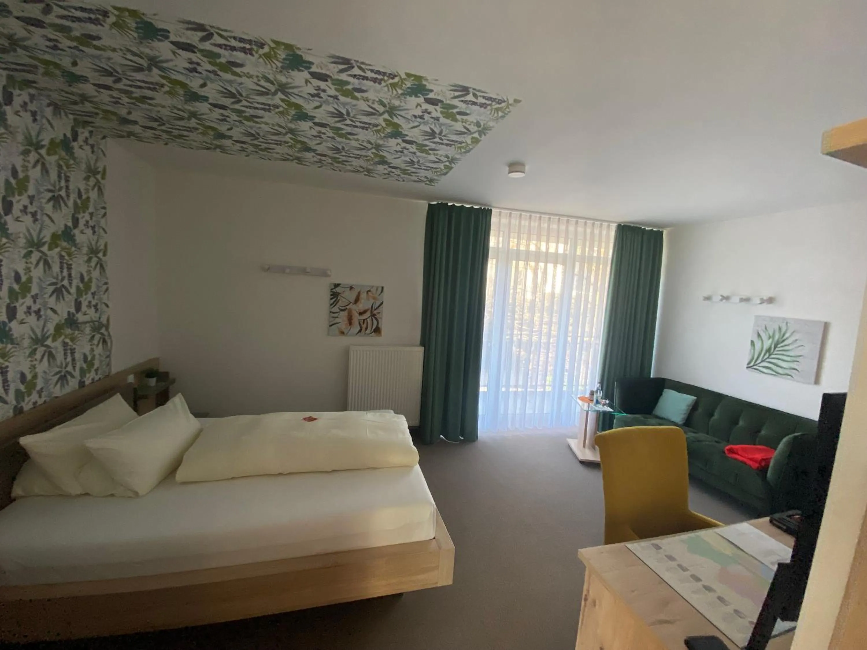 Photo of the whole room, Bed in Atrium Garni