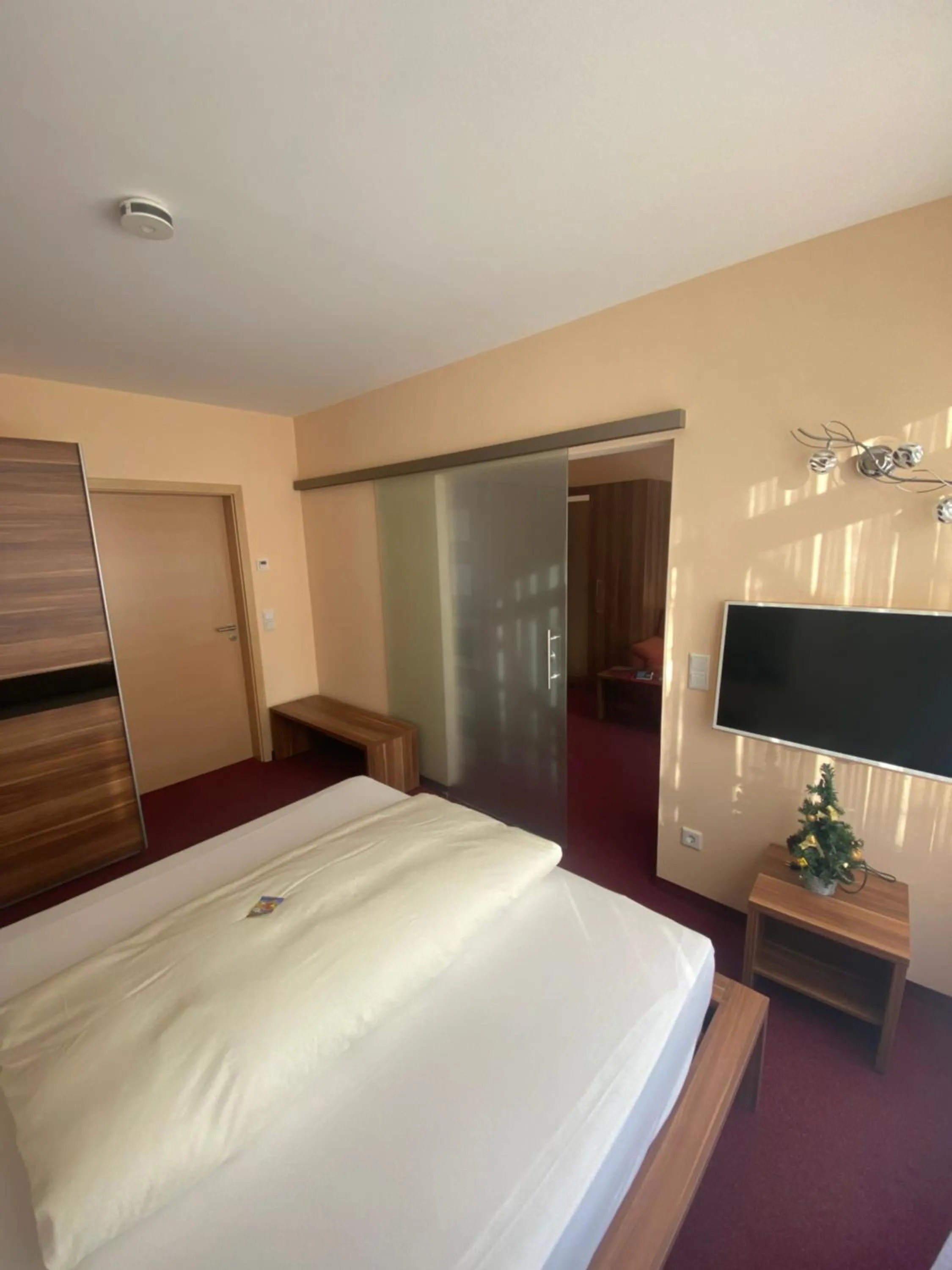 Photo of the whole room, Bed in Atrium Garni