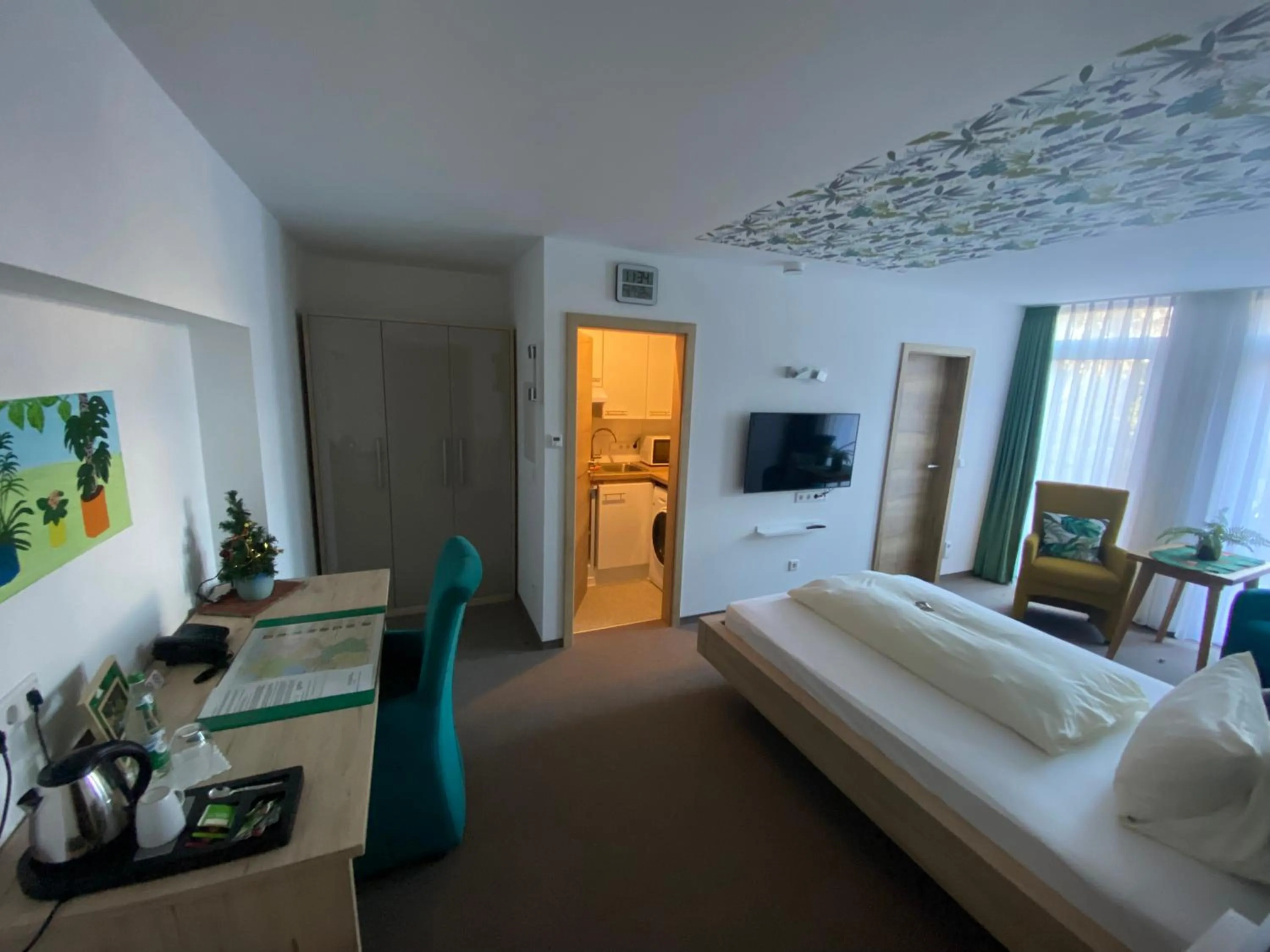 Photo of the whole room, Bed in Atrium Garni