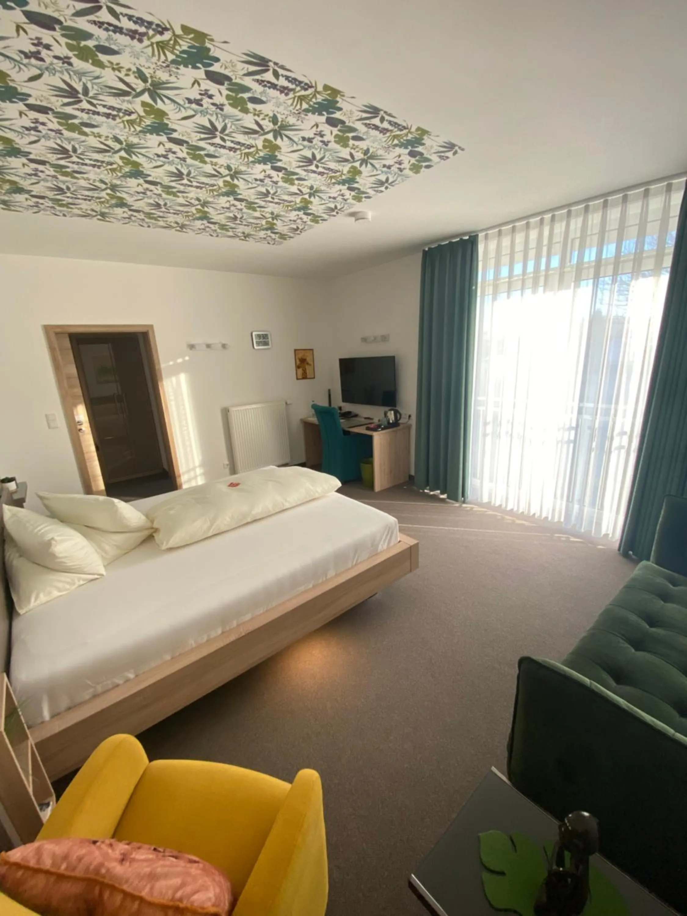 Photo of the whole room, Bed in Atrium Garni