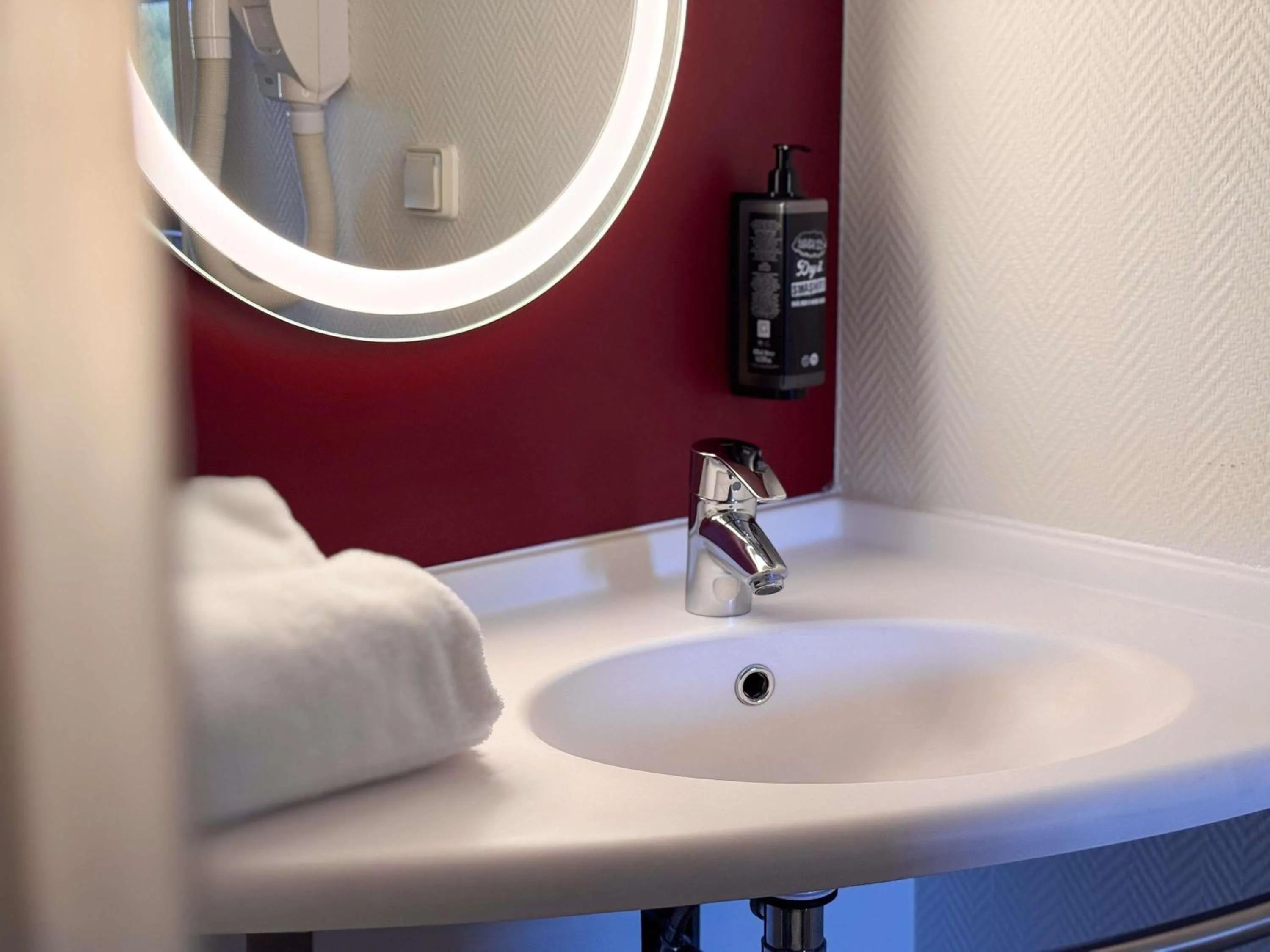 Bedroom in ibis Martigues Centre