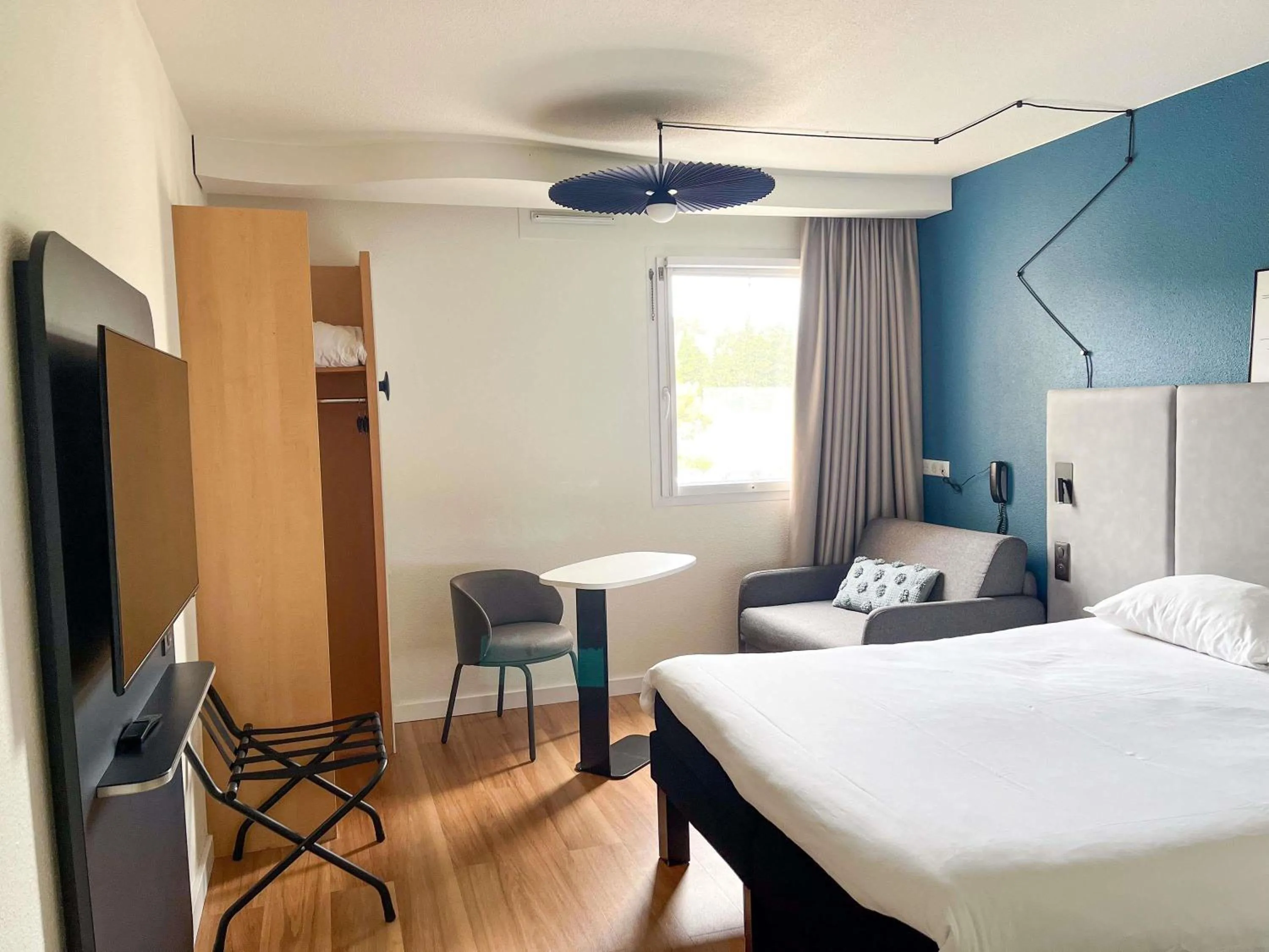 Bedroom, Bed in ibis Martigues Centre