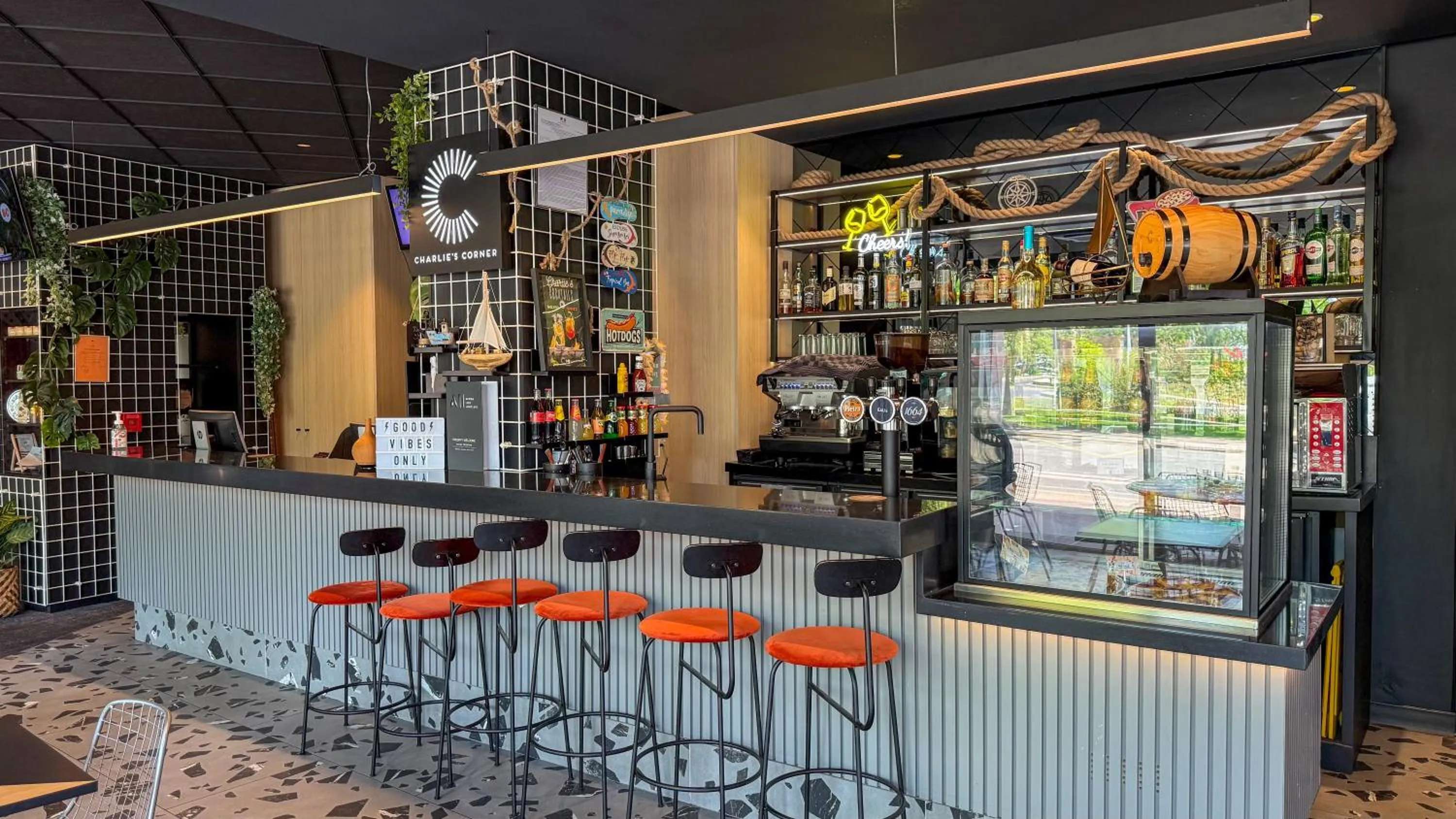 Lobby or reception in ibis Martigues Centre