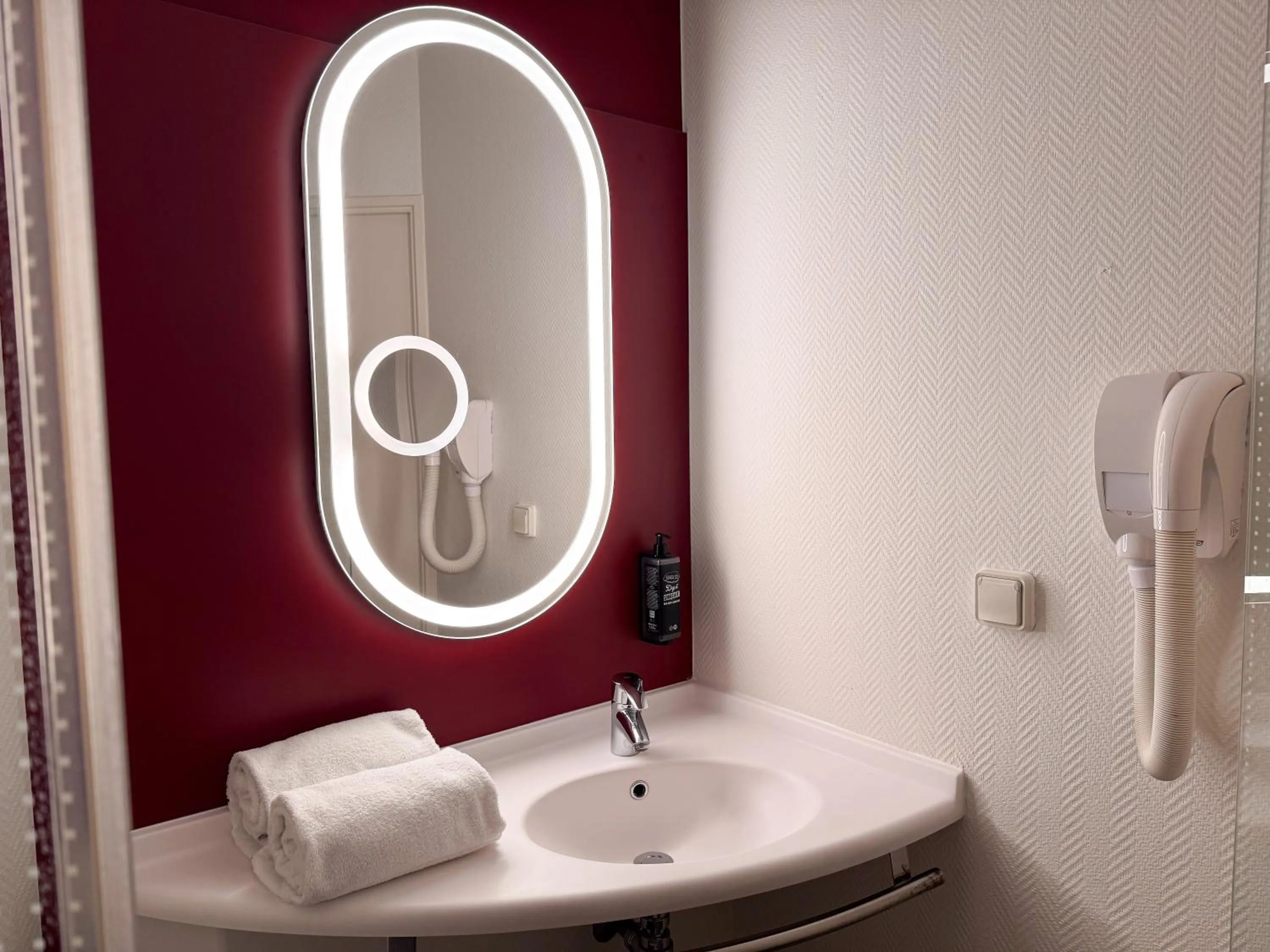 Bathroom in ibis Martigues Centre