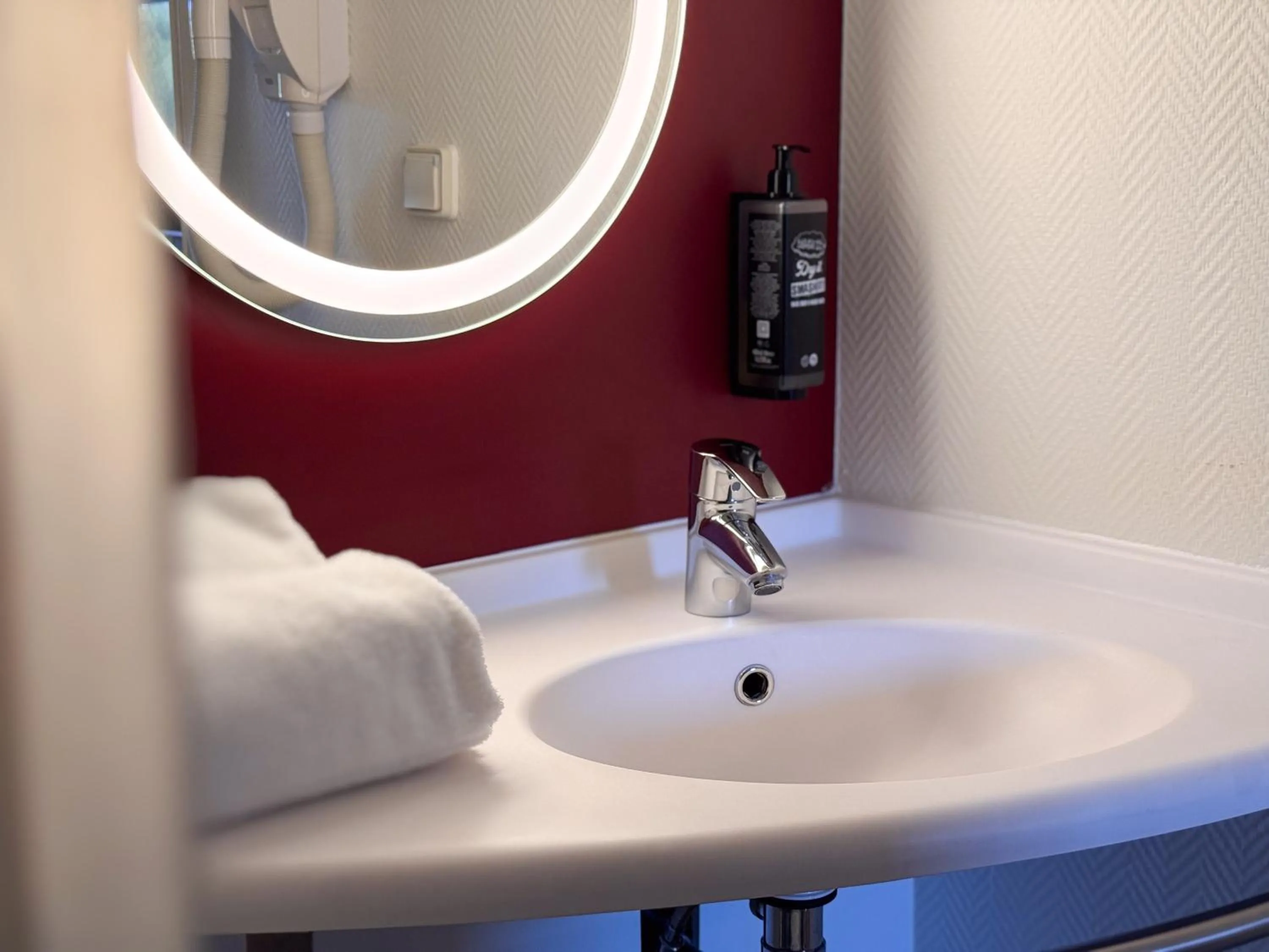 Bathroom in ibis Martigues Centre