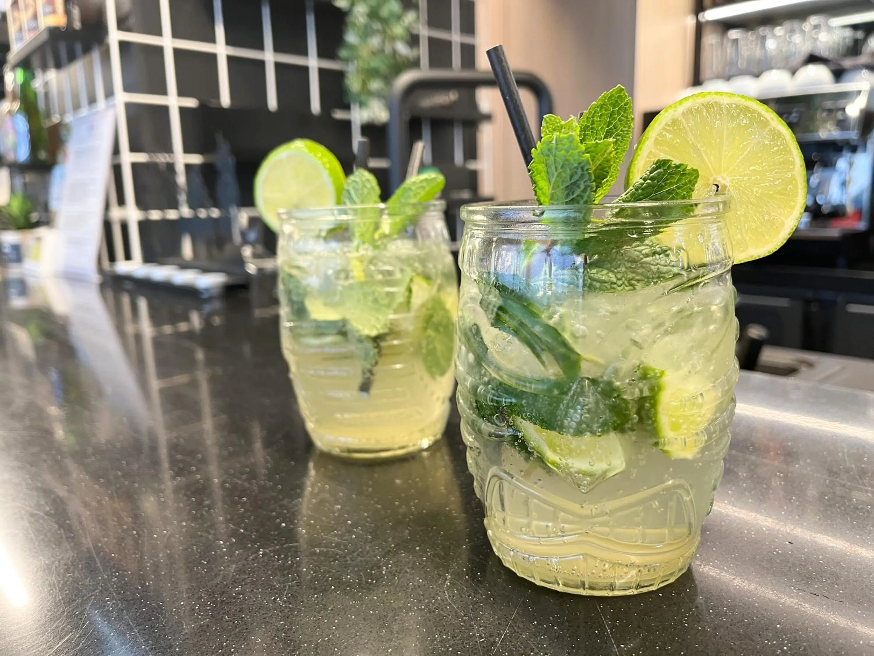 Lounge or bar in ibis Martigues Centre