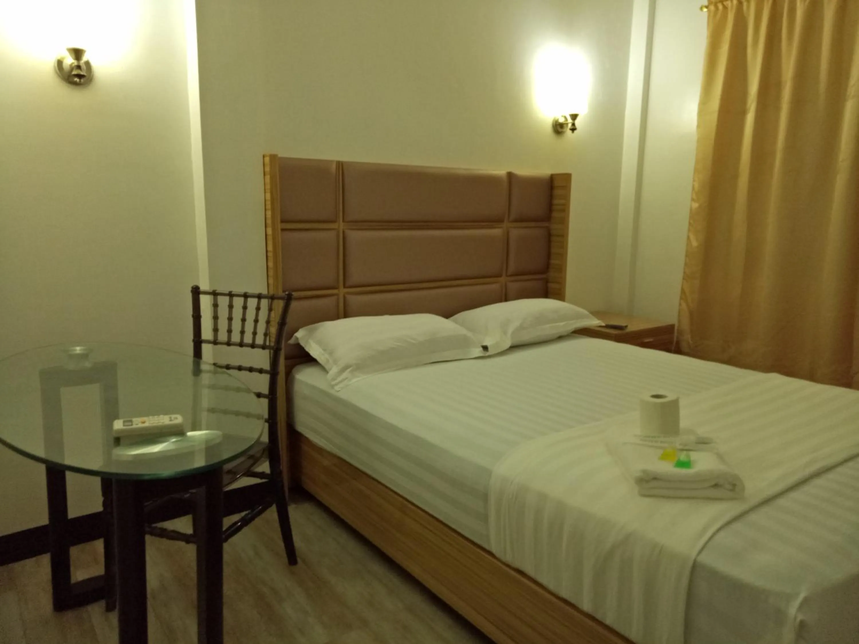 Bed in Meaco Hotel - Anilao