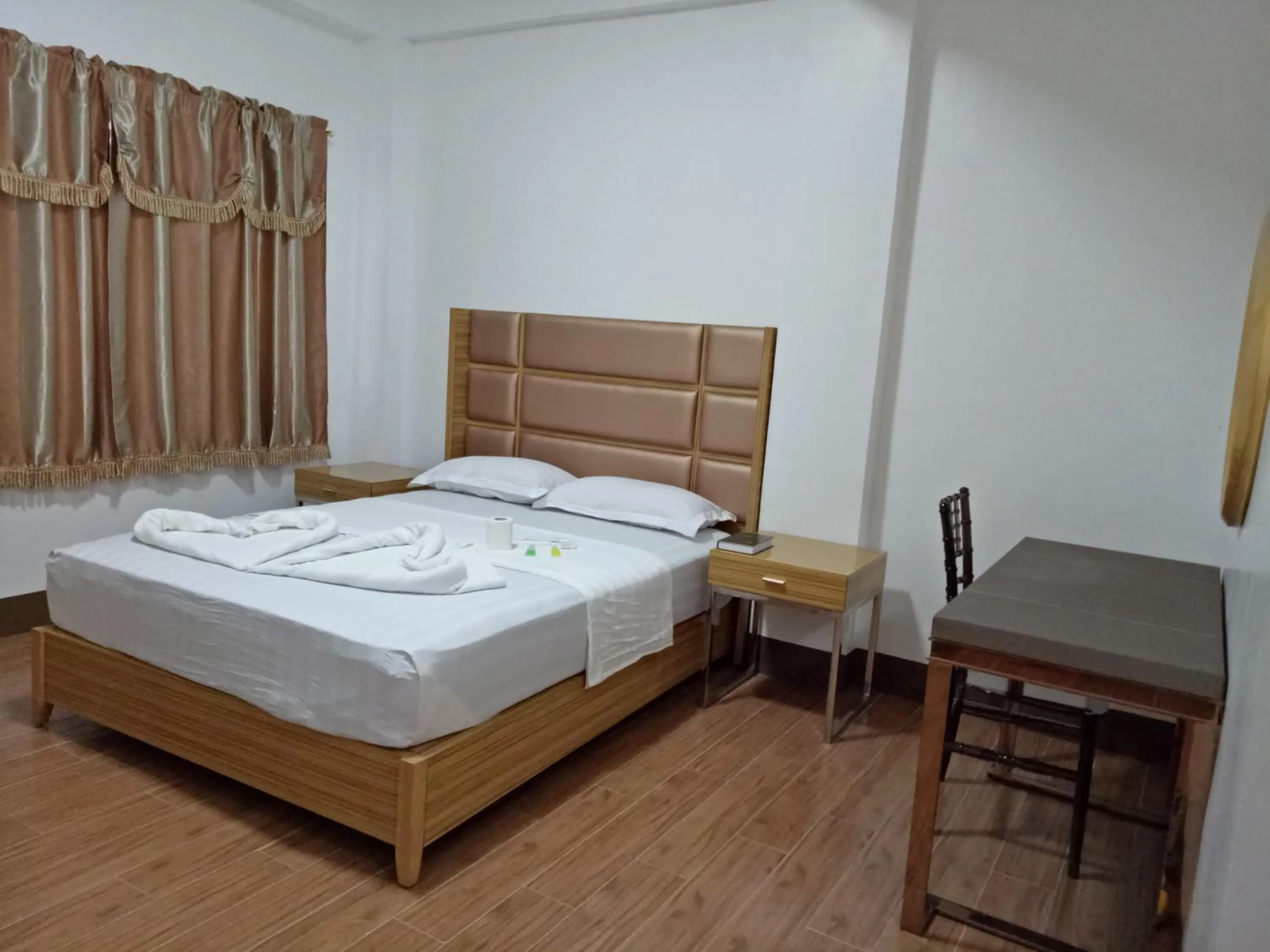 Bed in Meaco Hotel - Anilao