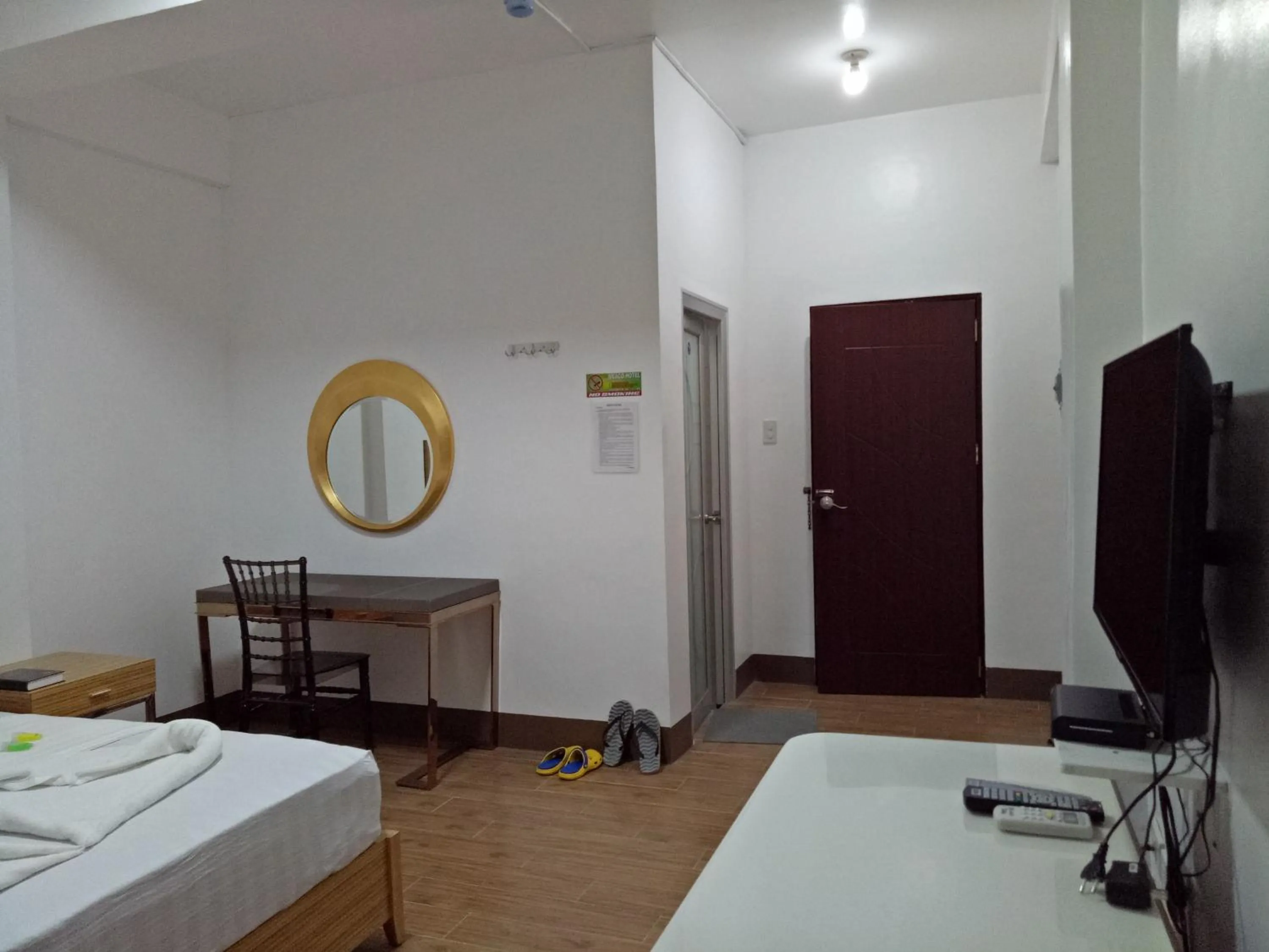 Bed in Meaco Hotel - Anilao