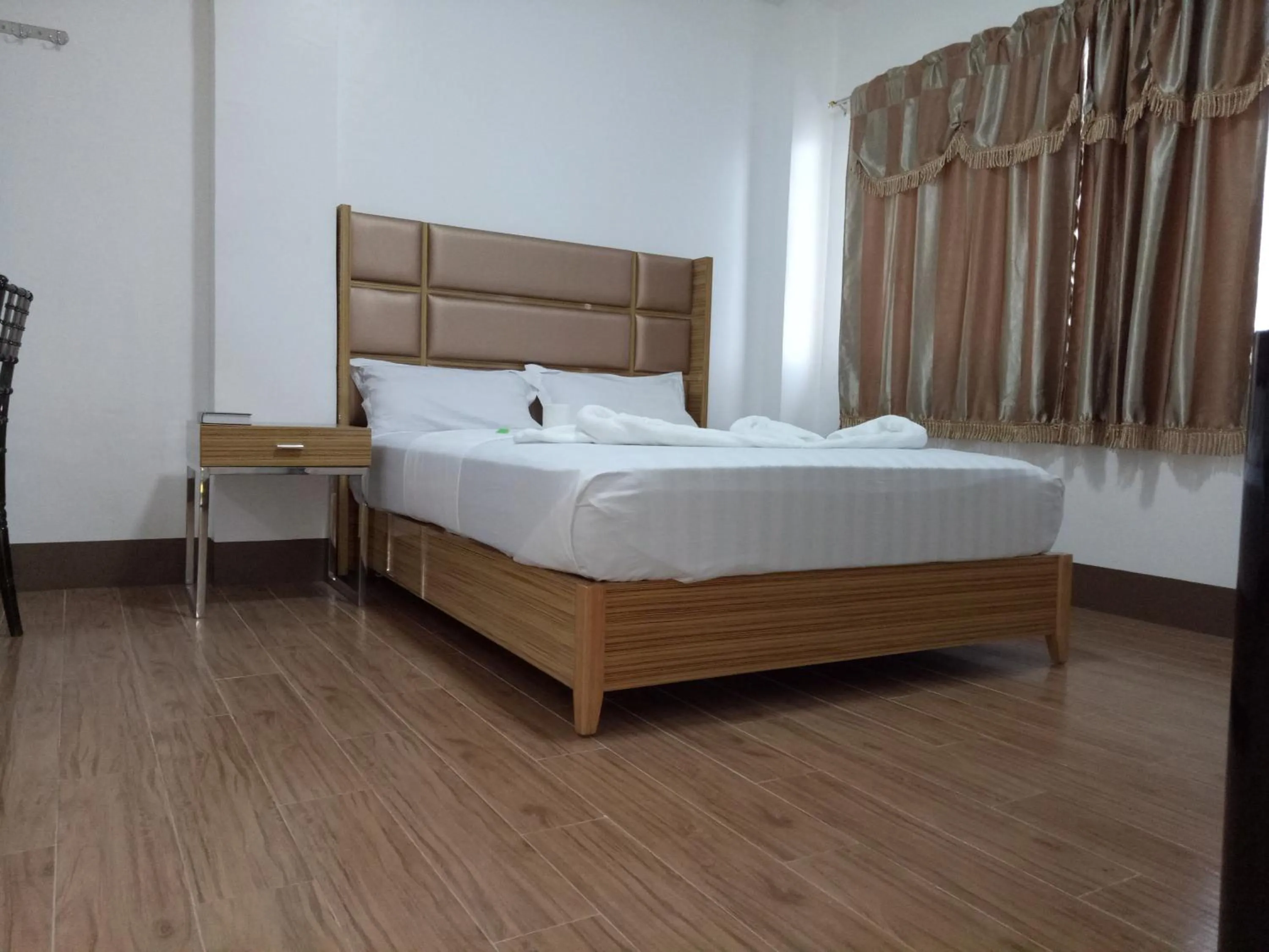 Bed in Meaco Hotel - Anilao