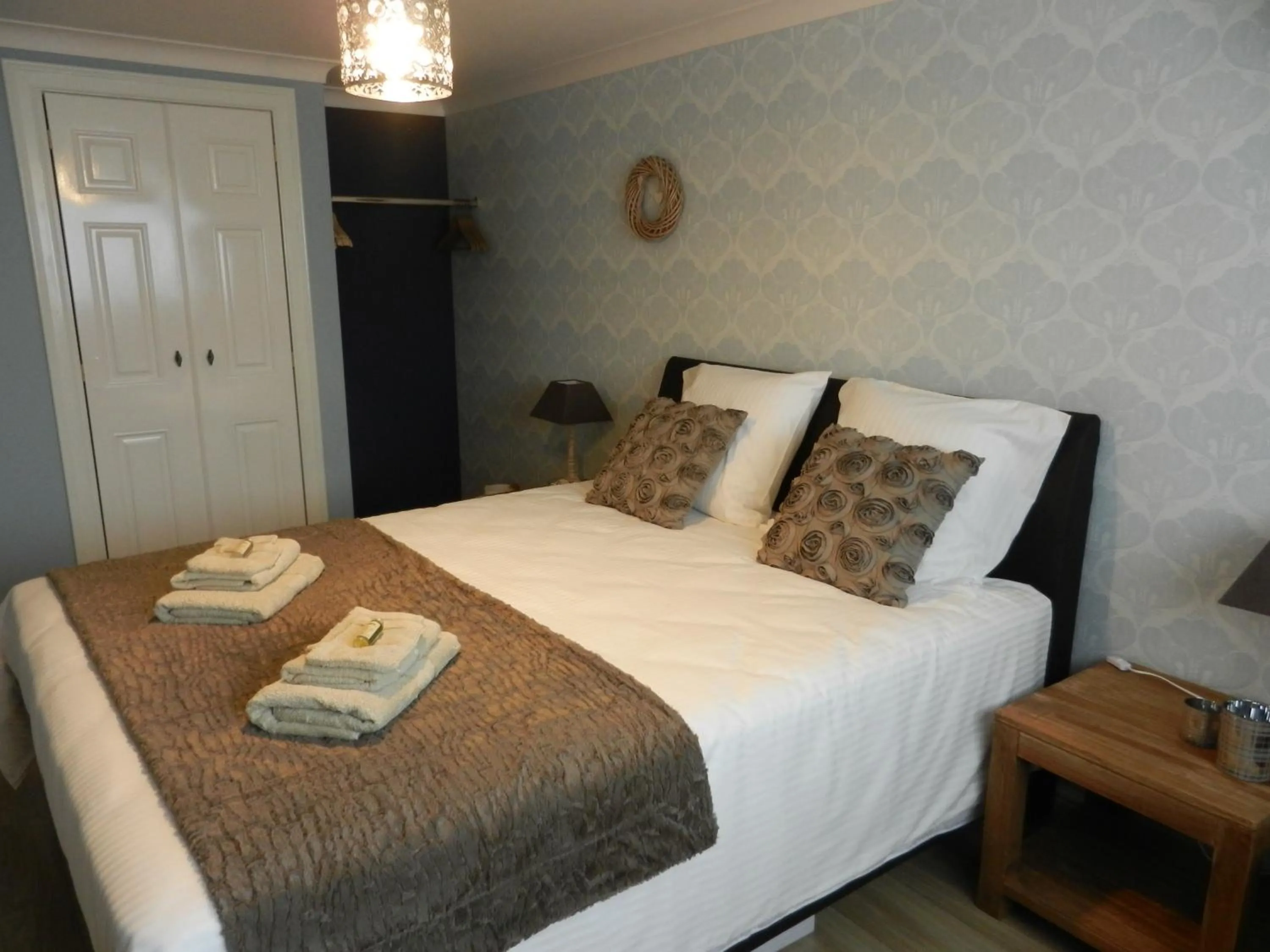 Photo of the whole room, Bed in Juliette's