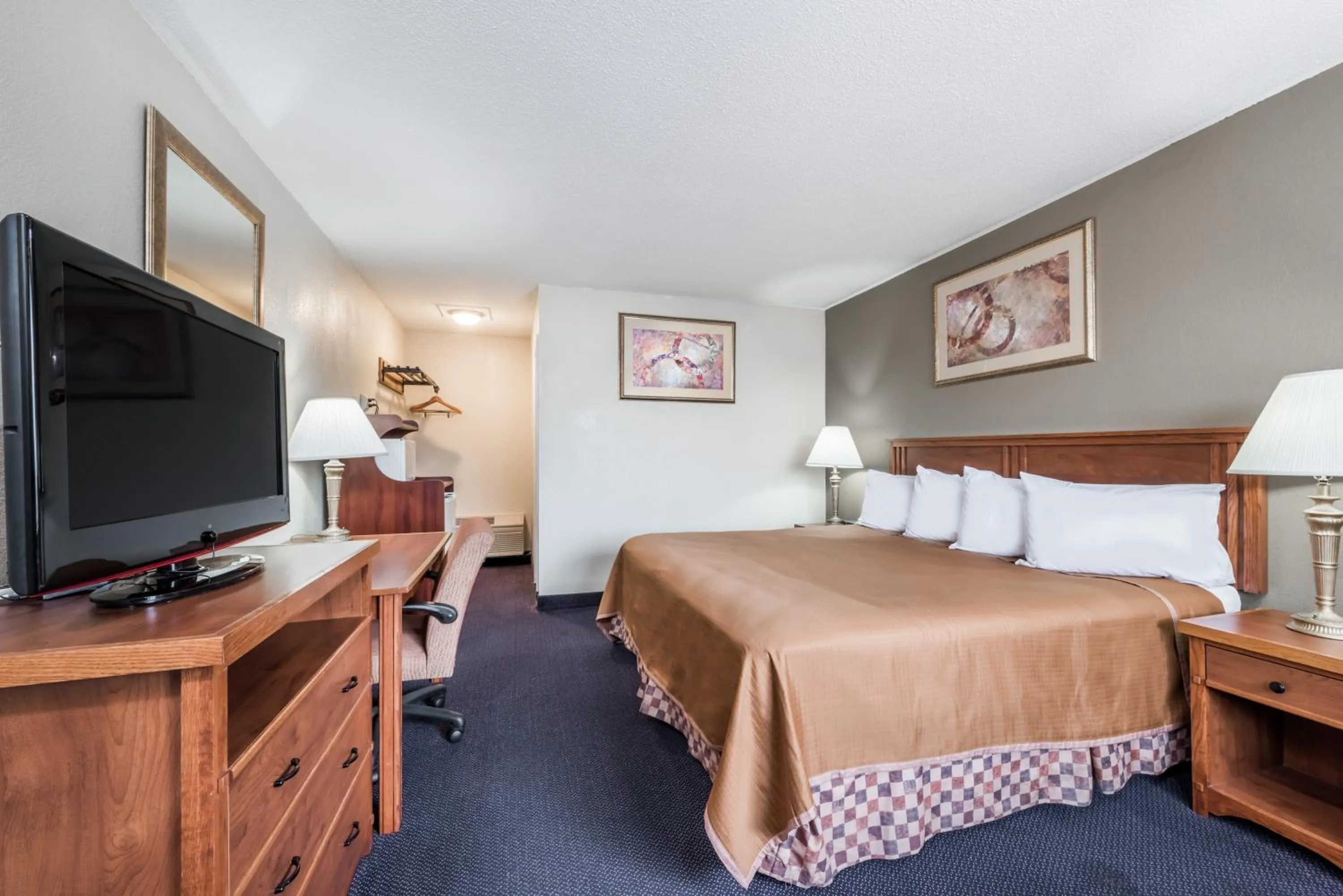 Bedroom, Bed in Red Carpet Inn Lancaster