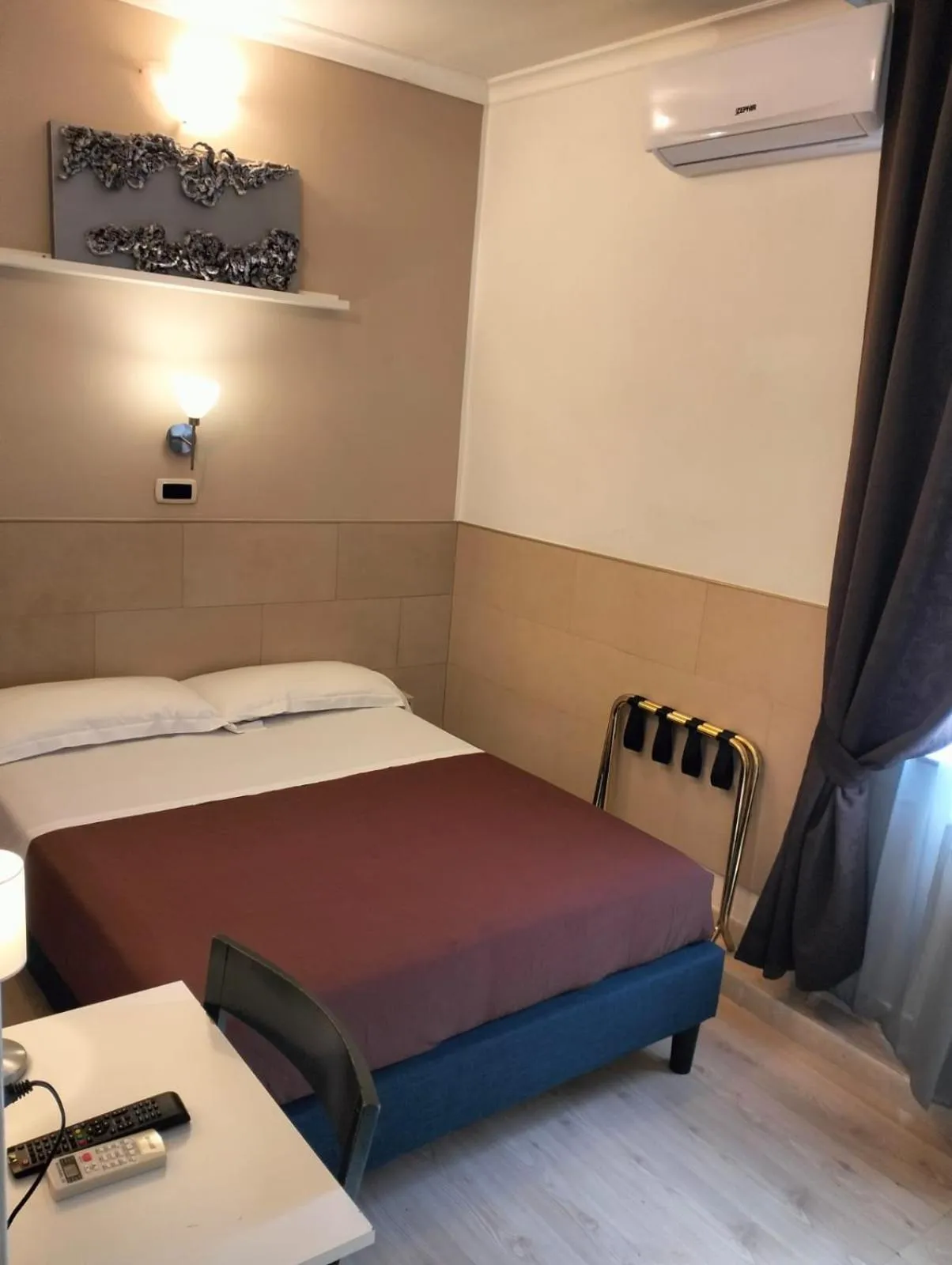 Photo of the whole room, Bed in Hotel Indipendenza