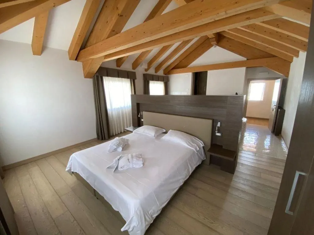 Bedroom, Bed in Grand Hotel Miramonti