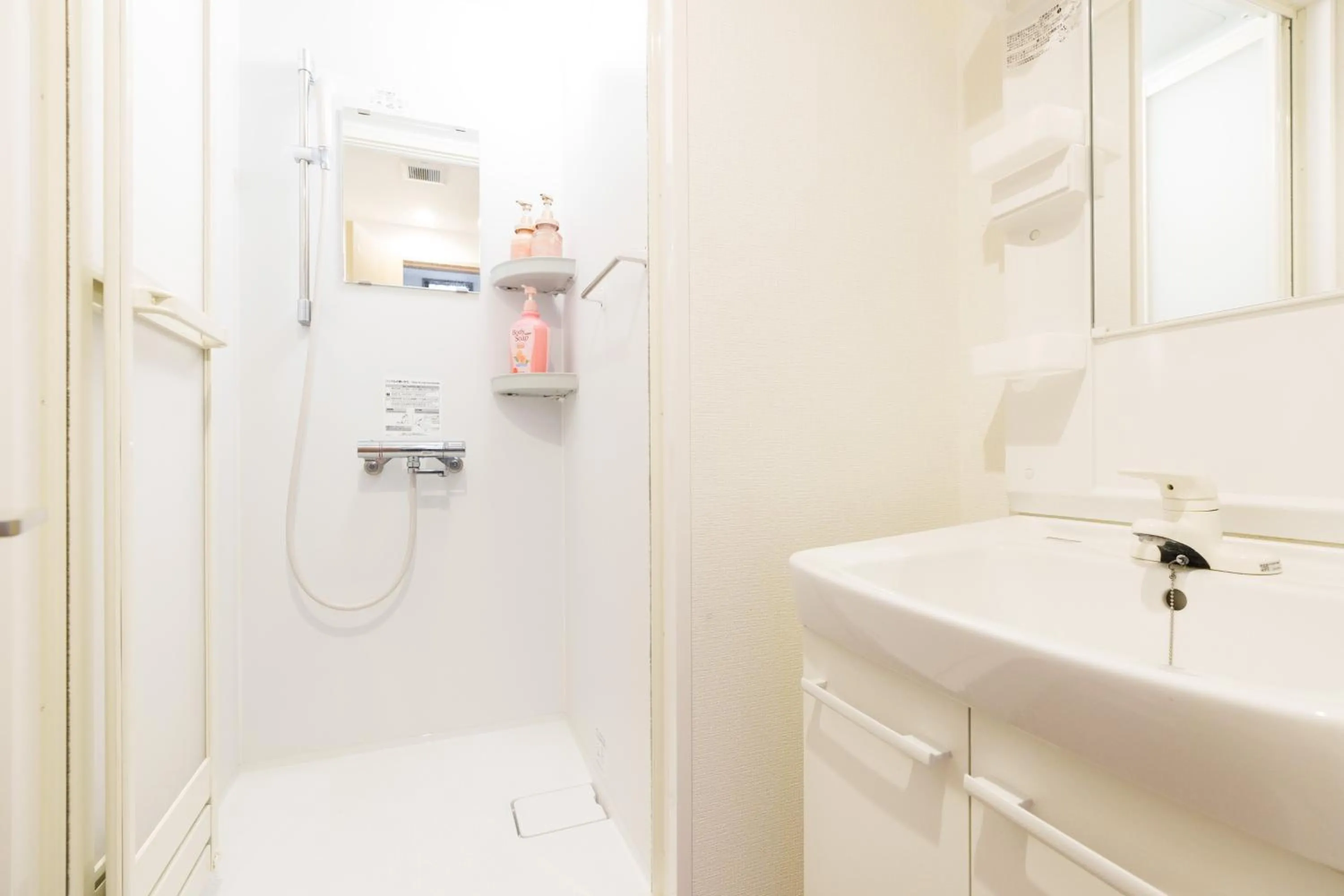 Shower in Luxury Guest House in Tokyo Shinjuku