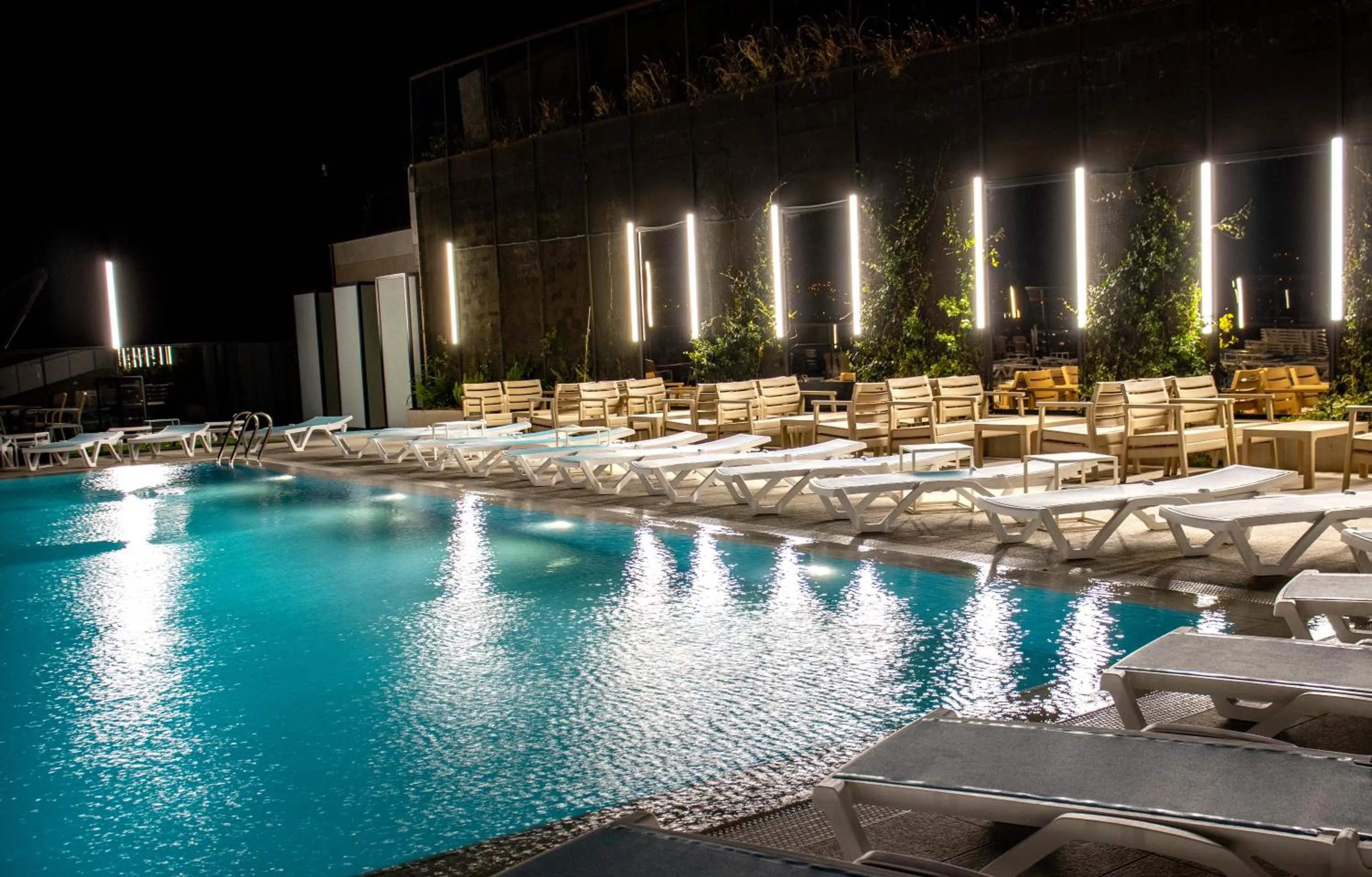 Night in Hotel Beaumonde Garden