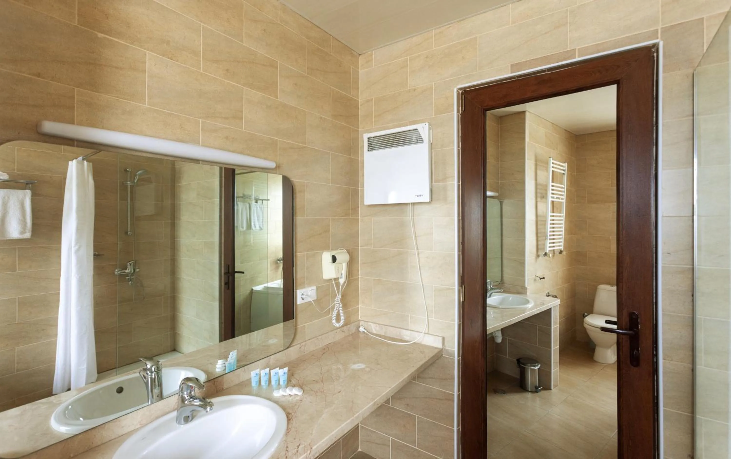 Shower in Hotel Beaumonde Garden