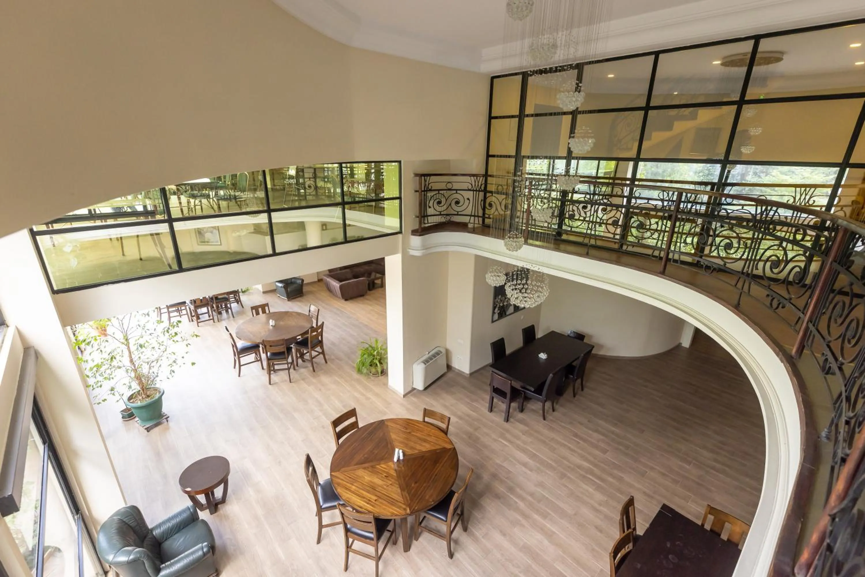 Restaurant/places to eat in Hotel Beaumonde Garden