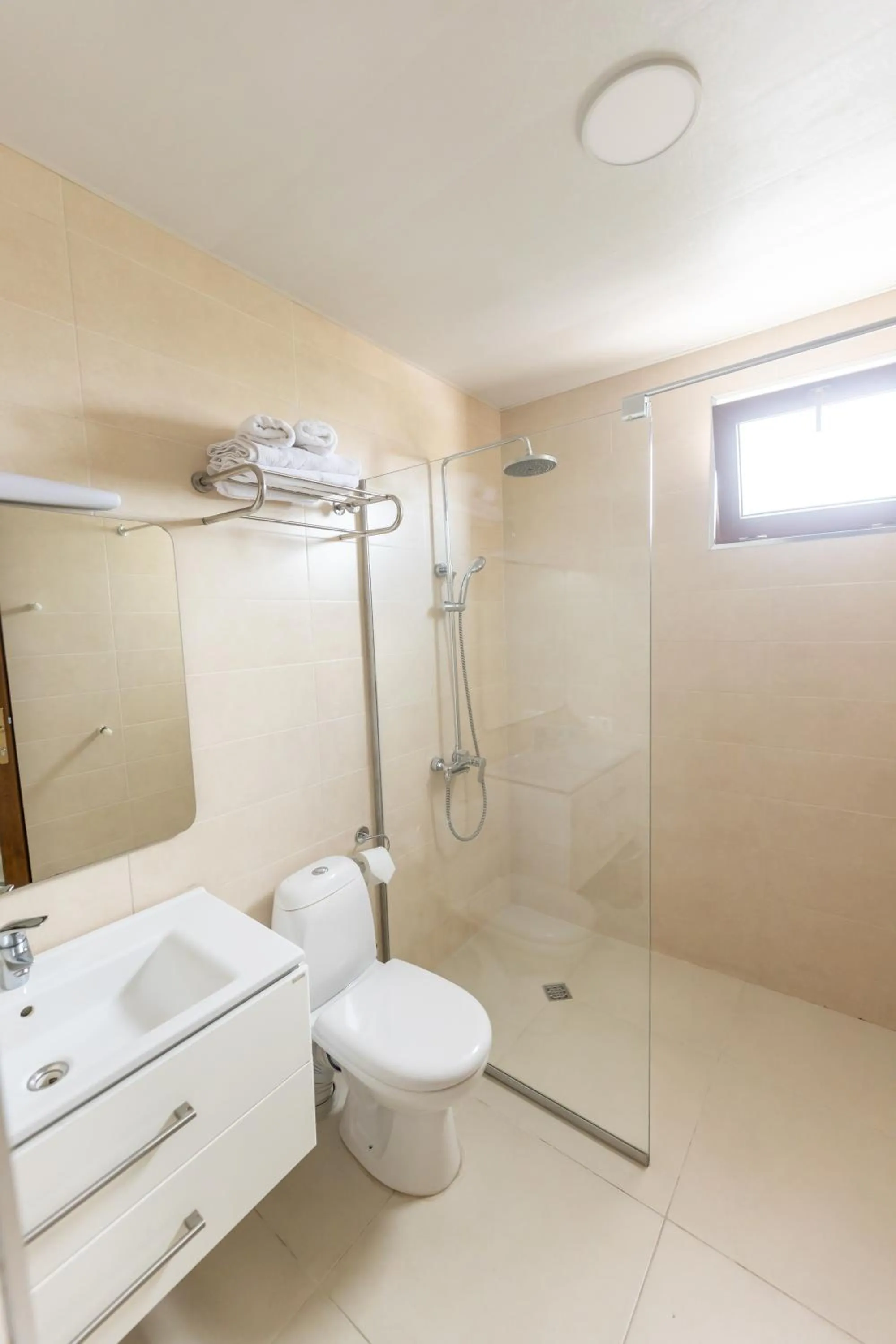 Shower in Hotel Beaumonde Garden